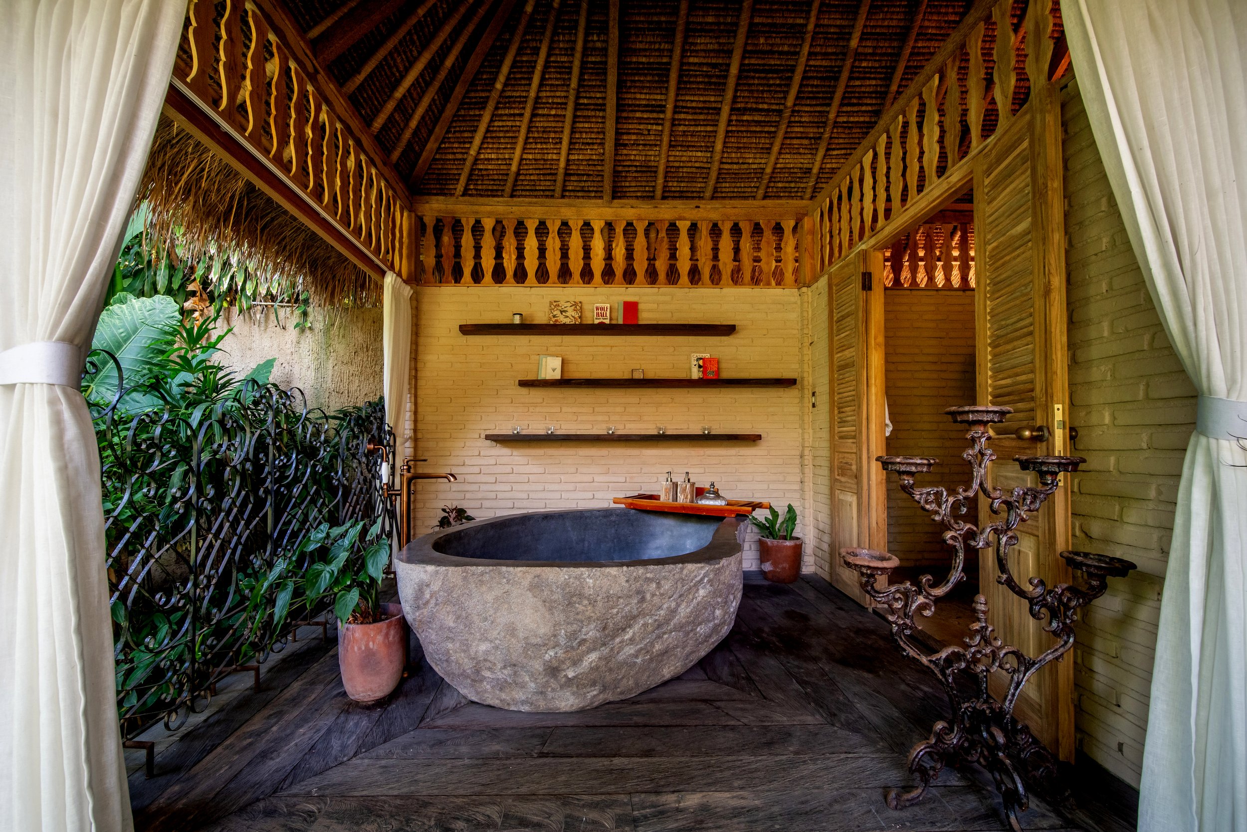 25.PondHouse-BathTub.jpg