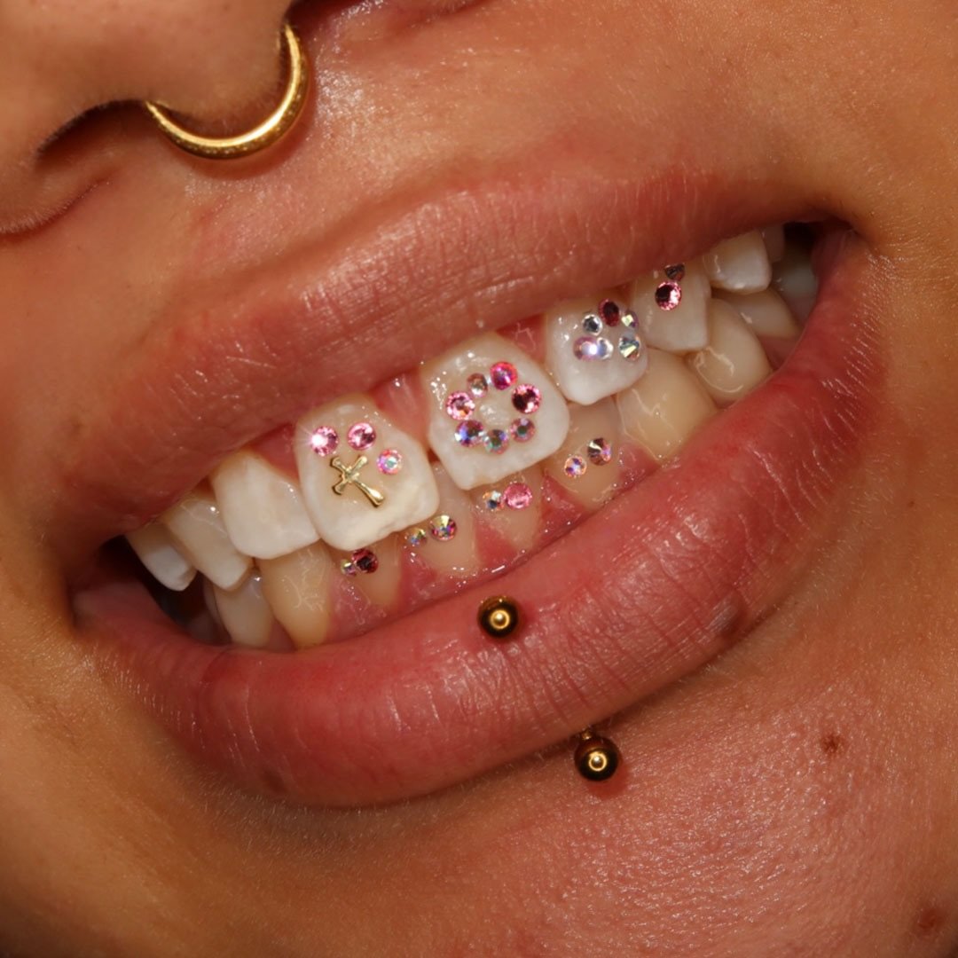 👄📿🙌🏼✨
rosary set 💎

- noticeable shine
- no damage to teeth
- semi permanent 
 
book tooth gemz
link in bio | DM questions 💌

.
.
#greenbay #greenbaywi #toothgems #toothgem #wisconsin