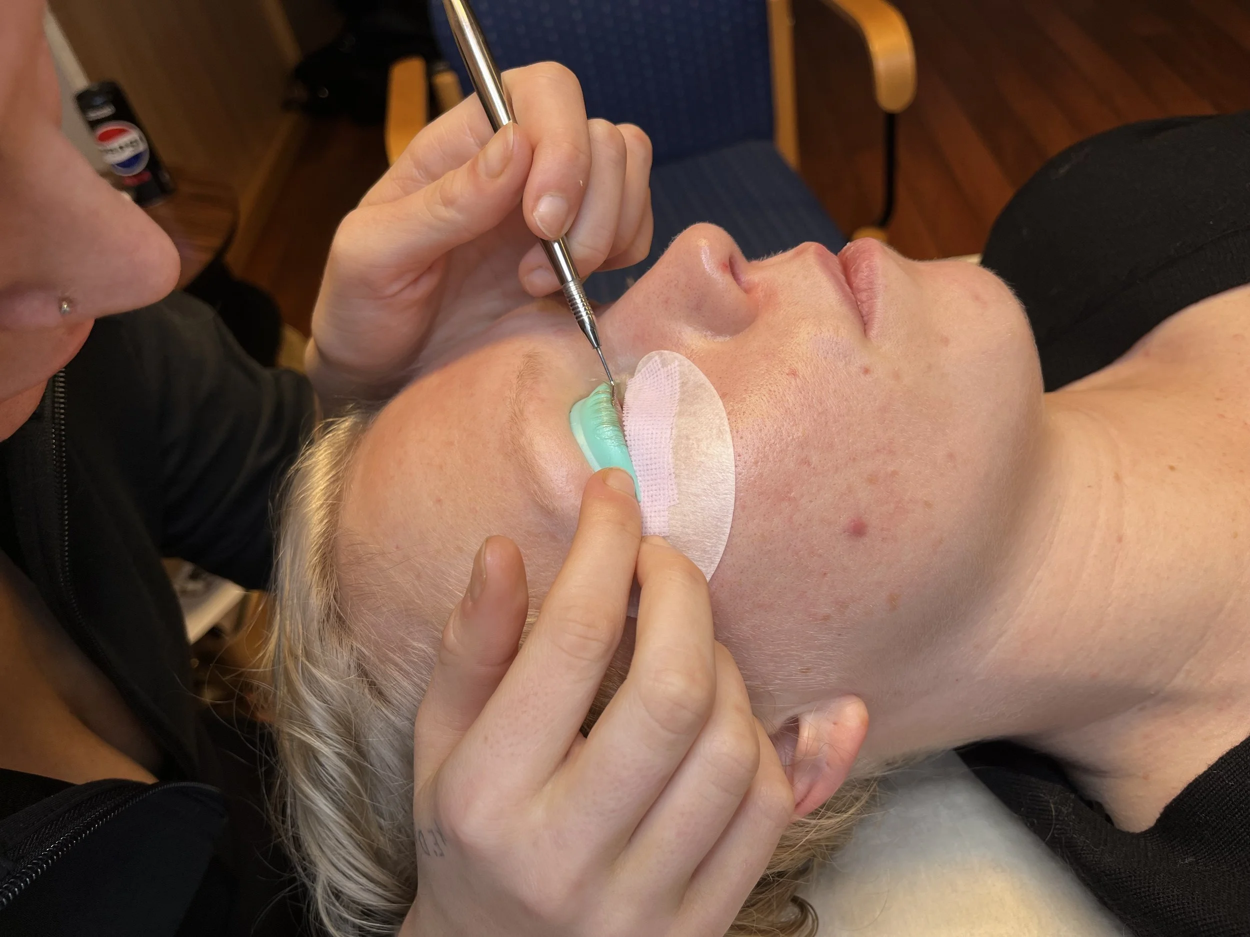 En person som mottar en kosmetisk injeksjon i ansiktet