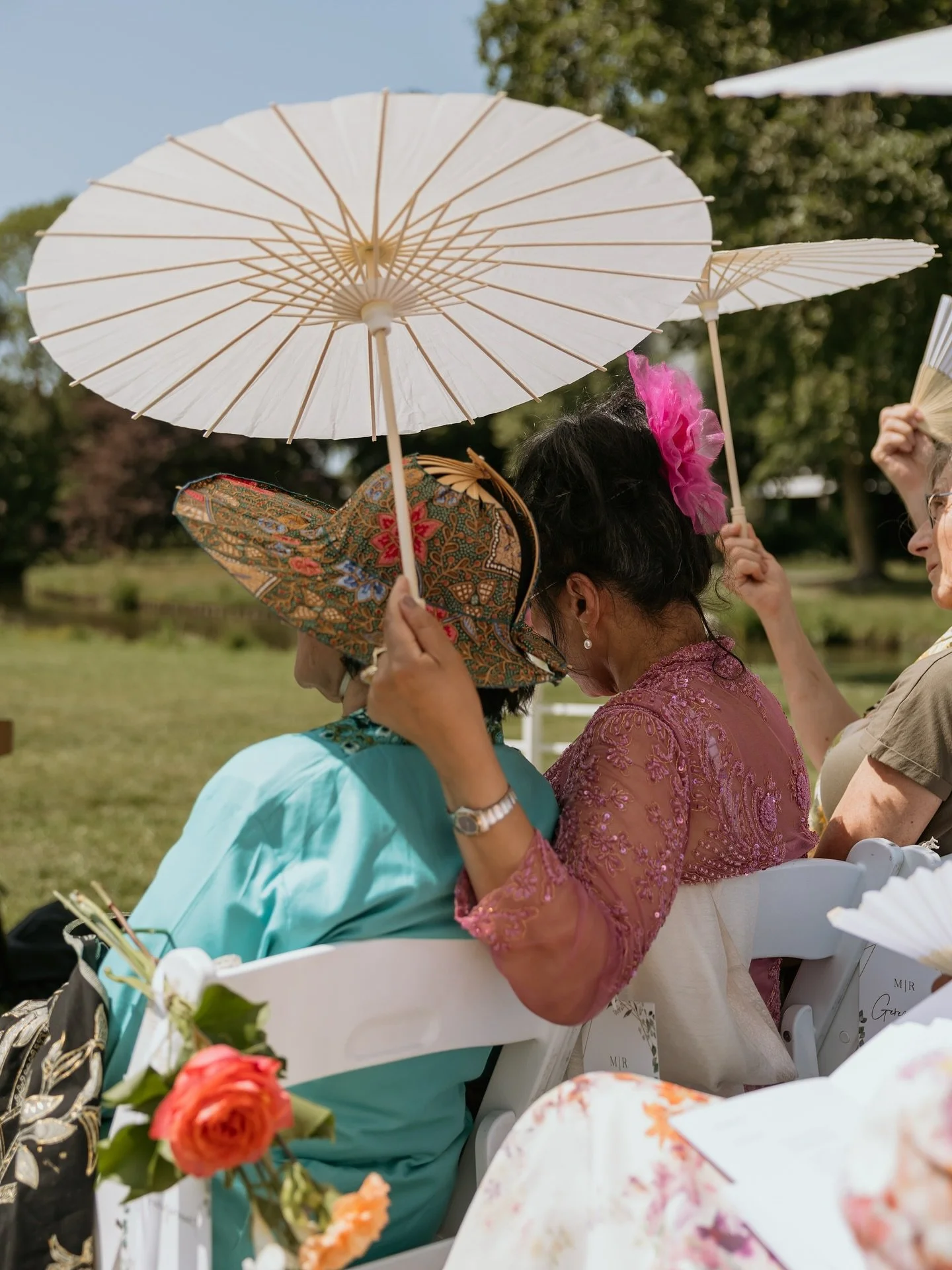 Een kleurrijk geheel, prachtige liederen, dansende gasten en schaduwplekjes vol gezelligheid ☀️ Deze dag was warm in alle opzichten 🥰 

#ceremonie #trouwen #trouwfotograaf #trouwfotograafnederland #trouwfotograafgezocht #bruiloft #huisscherpenzeel #