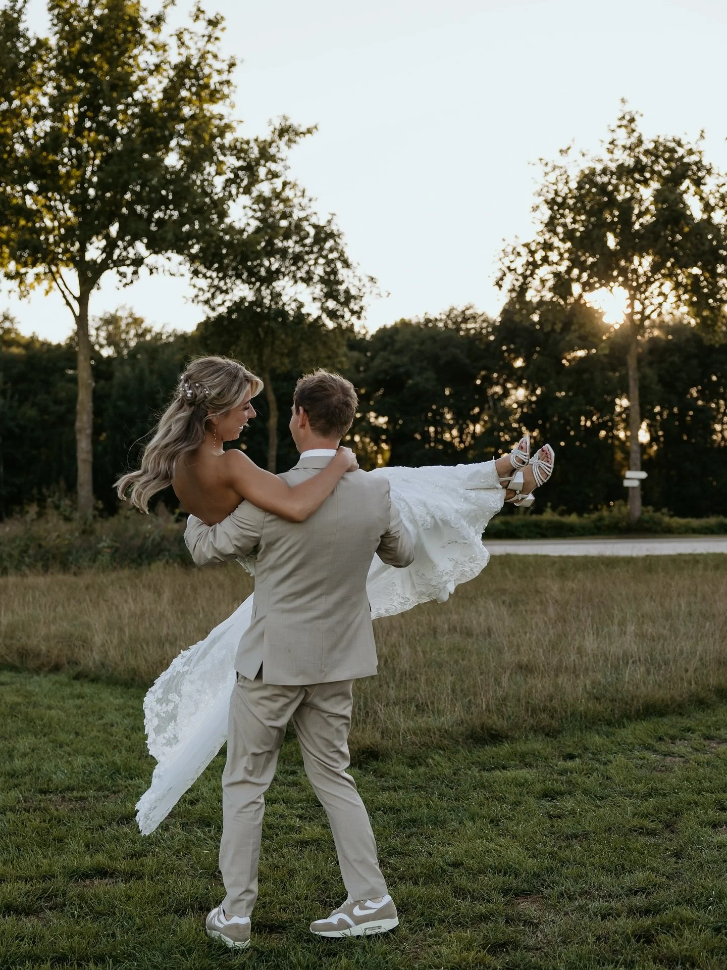 Dit is precies de reden waarom ik het bruidspaar adviseer om een korte avondshoot te doen 🌅🤩

Tien minuutjes, met dit als resultaat 💛 

#goldenhour #avondshoot #bruiloft #bruidsfotografie #trouwfotograaf #trouwfotografie #trouwen #wedding #trouwfo