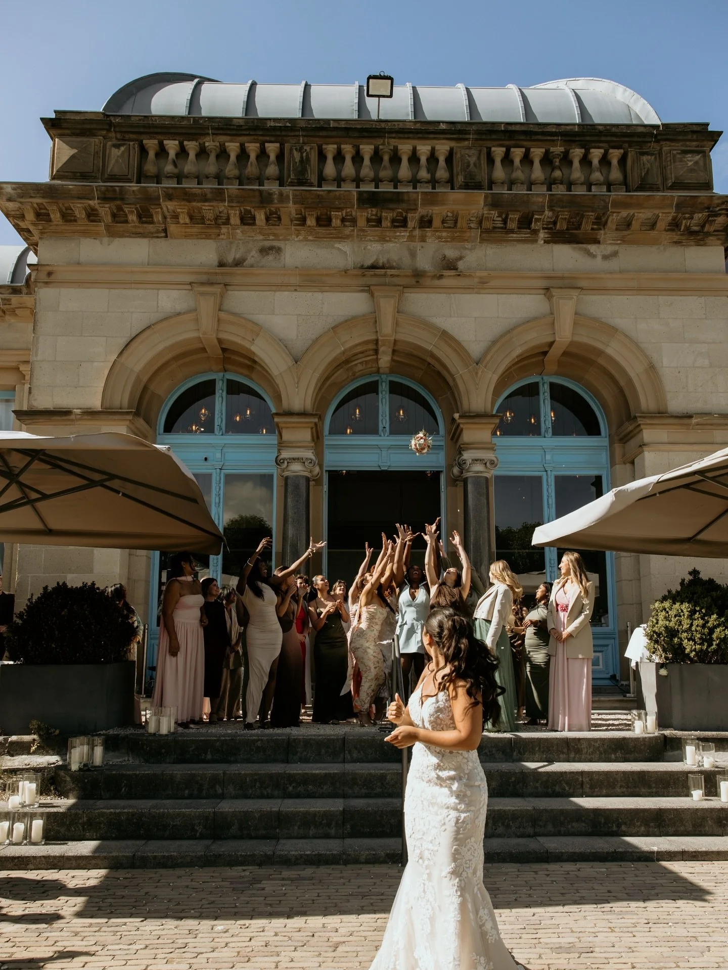 Het gooien van het boeket. Persoonlijk vind ik het vaak het meest hilarische moment van de dag. Het fanatisme dat naar boven komt, de mannen die wegrennen (of juist stiekem blij zijn) en de blikken wanneer ik inzoom tijdens het editen, I love this mo
