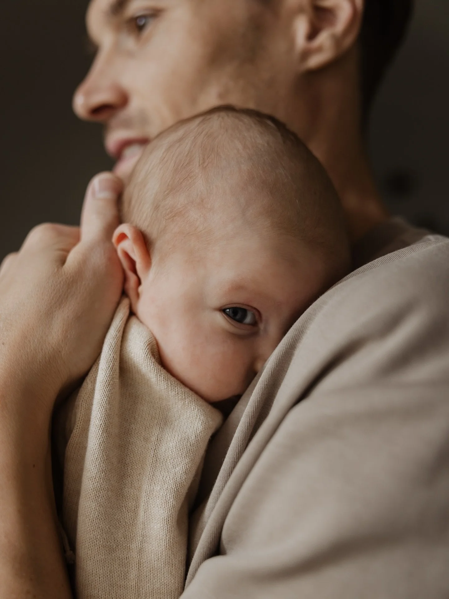 Deze koude zondag vraagt maar om &eacute;&eacute;n ding: heel veel warme knuffels 🥰

Happy Sunday ✨

#newborn #newbornfotograaf #newbornfotografie #fotograafbrabant #newbornphotography