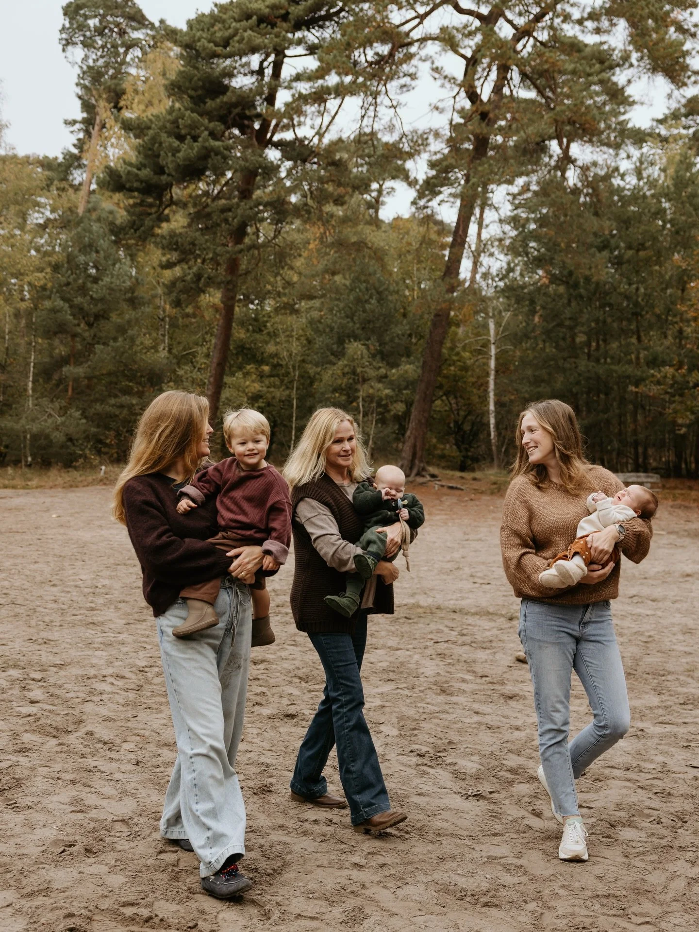Drie generaties: een moeder, haar dochters en hun kinderen 🍁🍂

Dit soort momenten, waar iedereen zichzelf is en het plezier er vanaf spat, is het leukste dat er is. En als je dan ook nog zo&rsquo;n prachtig natuurlijk kleurenpalet als canvas krijgt