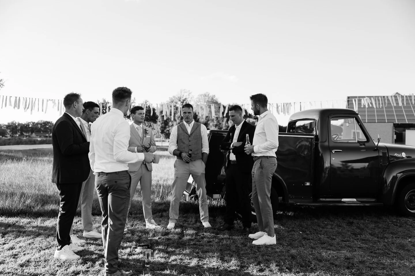 Een buurman met een fantastische oldtimer.. en ja, die mocht dus mee als trouwauto 🛻🤩

Deze auto stond de hele dag te shinen in de achtergrond en verdient nu absoluut zijn eigen post.

#trouwauto #oldtimer #trouwfotograaf #trouwinspiratie