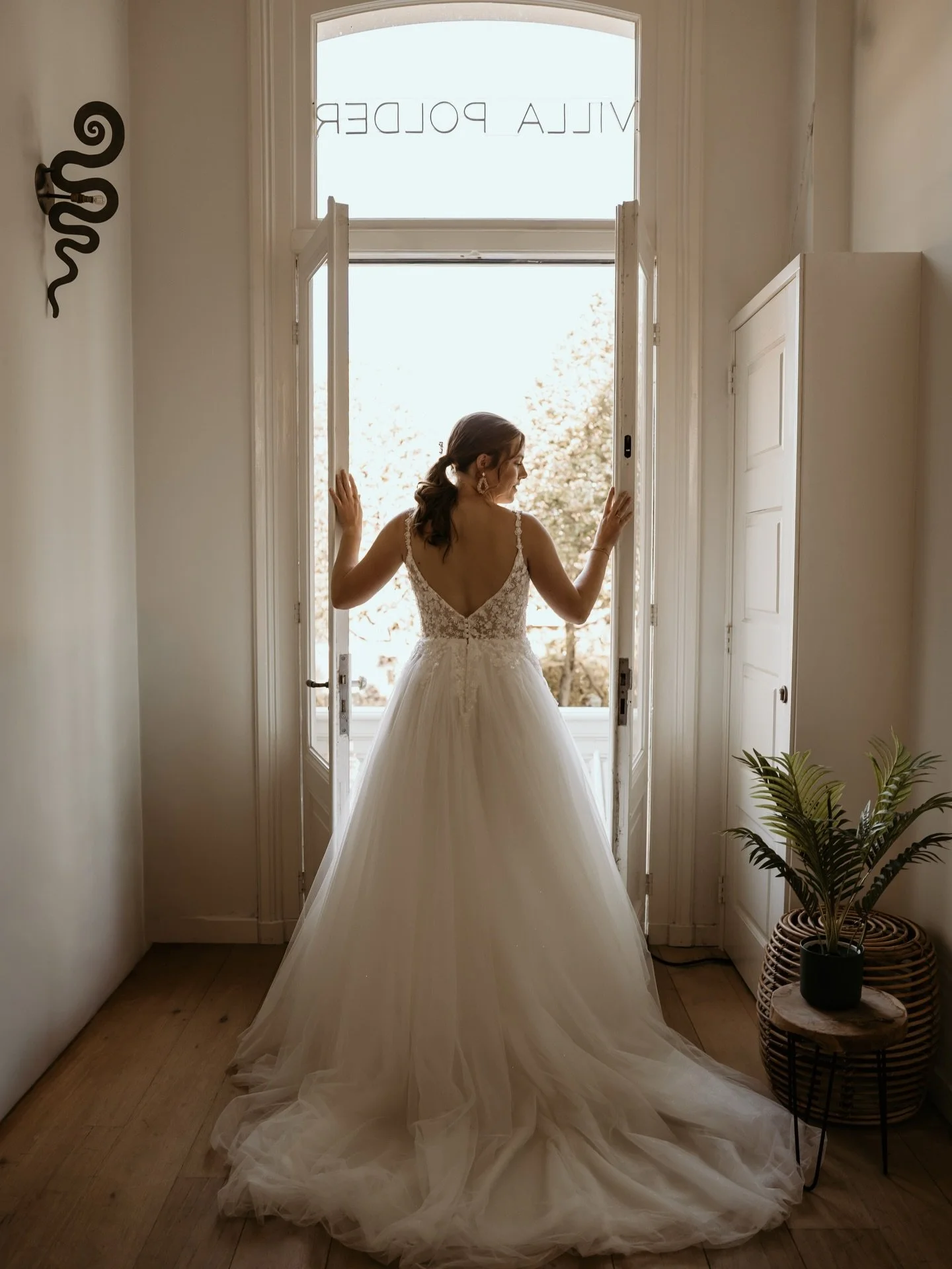 When you have a vision.. Dan worden er meubels verschoven, sleutels gefixt en verwarmingen weggepoetst 😂 Maar wel met het resultaat zoals je het van tevoren in gedachten had 🤍

Locatie: @villapolder 

#trouwinspiratie #trouwfotograafnederland #vill