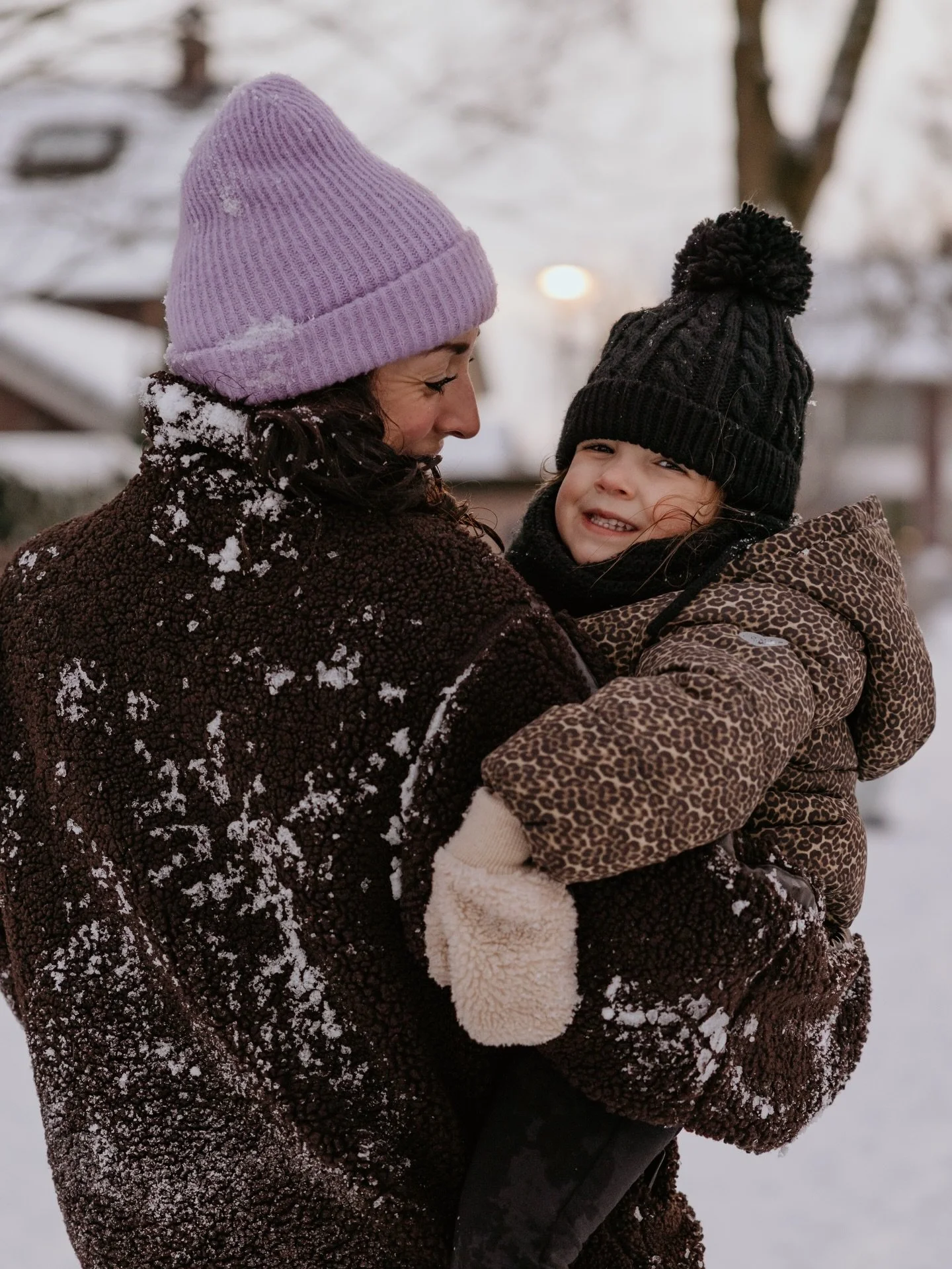 Sneeuw schatjes 🤍❄️

&ldquo;Zus, zin om einde middag even naar buiten te gaan? Neem ik mijn camera mee.&rdquo; En zo geschiedde. Sneeuwballen gooien, plezier maken, maar na een half uur toch wel erg koude handen hebben dus ook weer lekker naar binne
