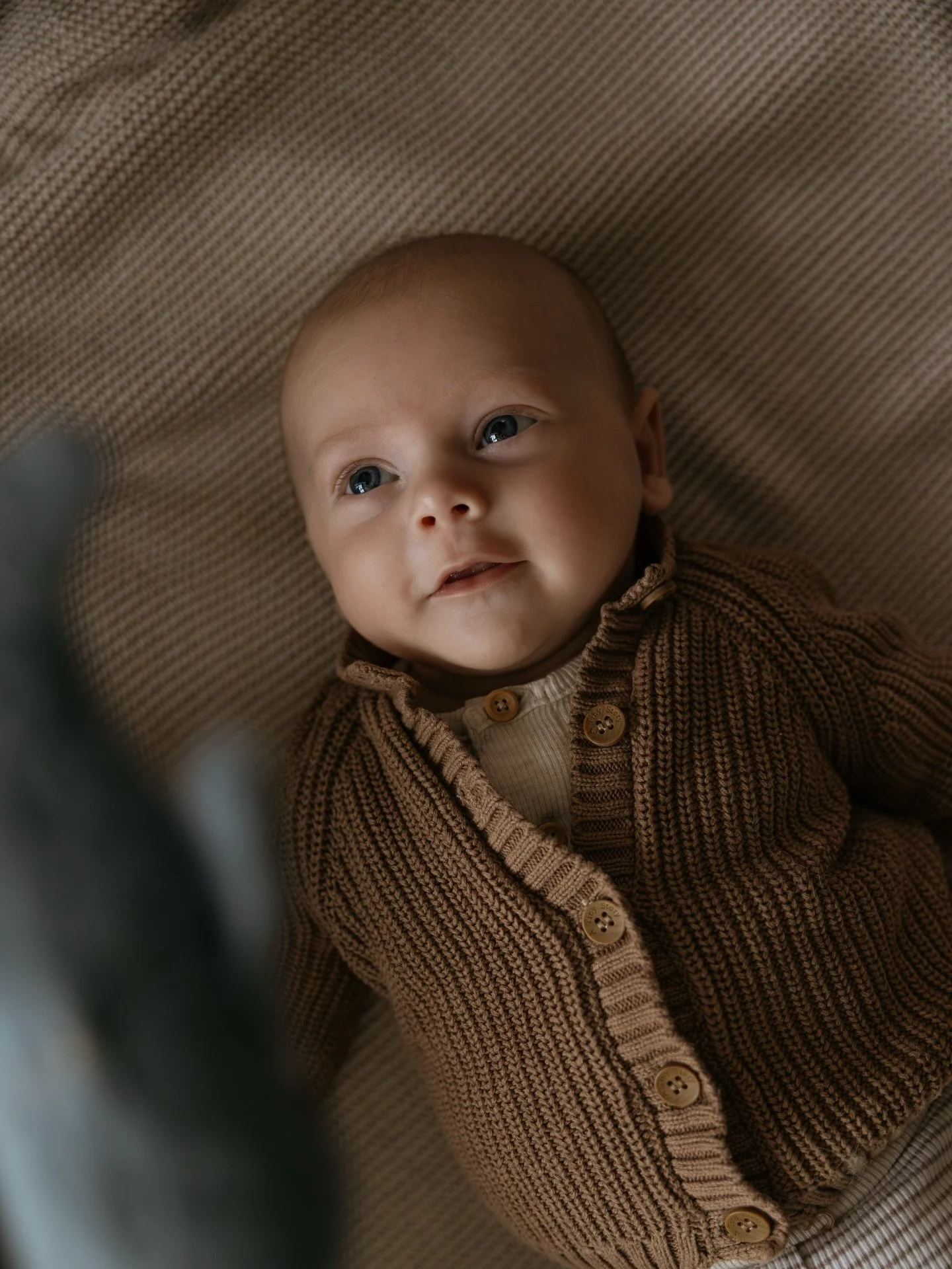 Zo klein, zo veel nieuwe indrukken, zo veel om te ontdekken 💙🐳 en zo leuk hoe ze ook altijd mijn camera volgen, zodat ik ook een aantal shots krijg met oogjes recht in de camera 😍

#newborn #newbornfotograaf #babyfoto #familiefotosessie
