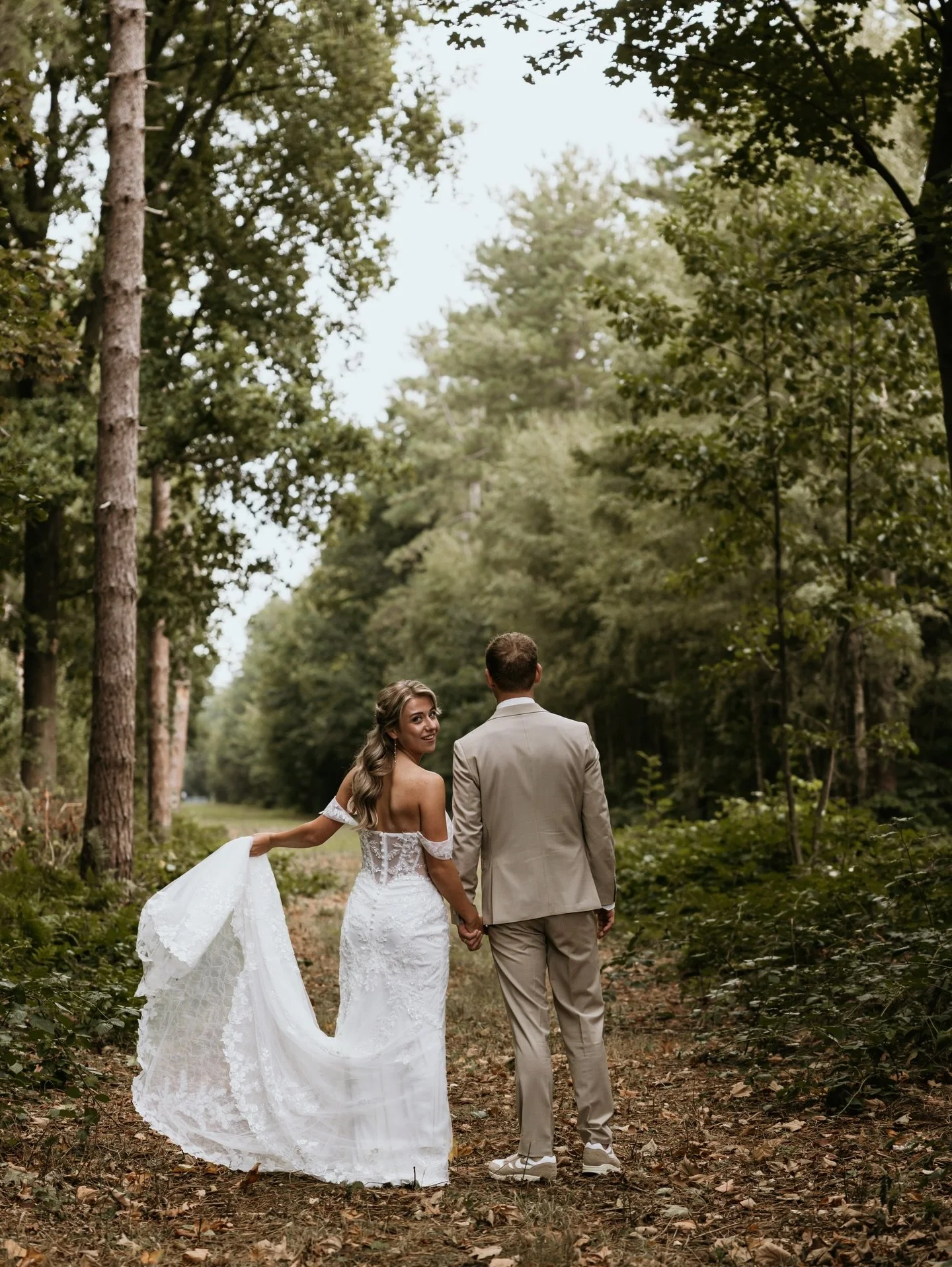 Nog even een terugblik naar deze heerlijke dag, waarbij zon en regen elkaar afwisselden en we tijdens golden hour getrakteerd werden op een prachtige avondzon 🌅🕊️✨

#goldenhour #weddingphotography #weddingphotographer #trouwfotograaf