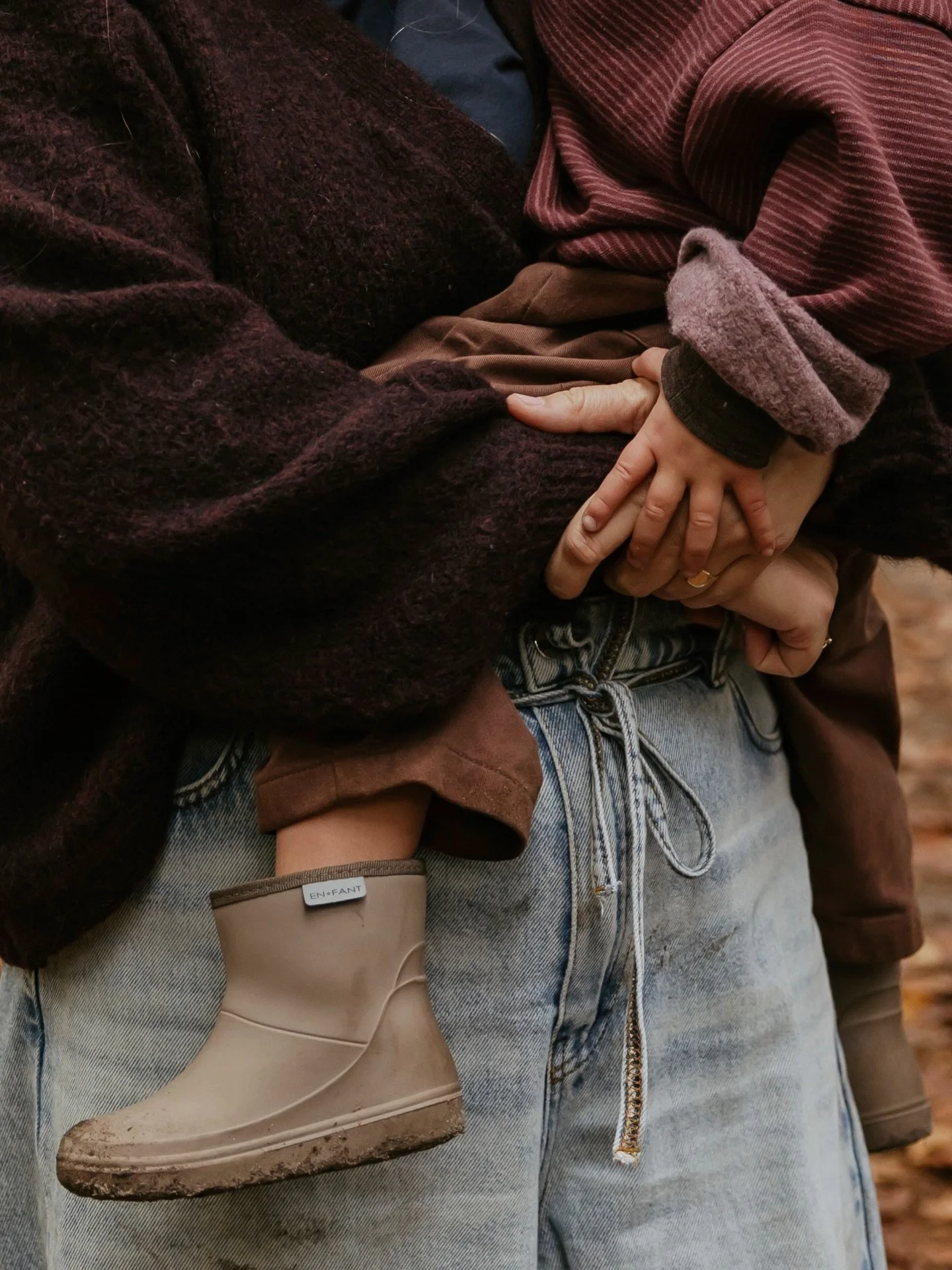 Perfect door de imperfecties🪻🤎
Hij had even geen zin meer dus werd gedragen, modderige laarsjes tegen mama&rsquo;s broek en het allerliefste handje dat mama stevig vasthoudt 

#motherhood #motherhoodphotography #fotograafnederland #familieshoot #he
