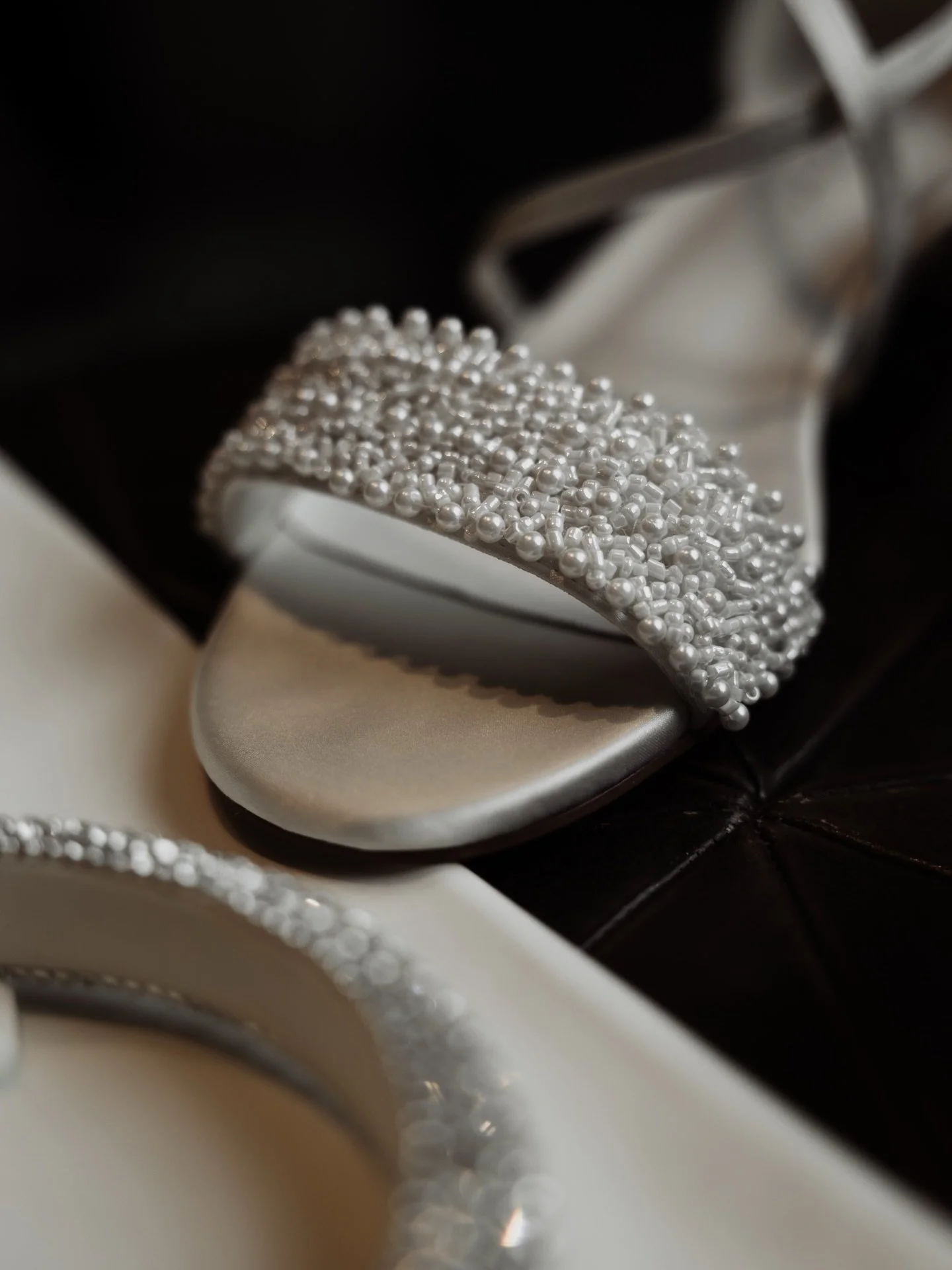 11 bruiloften, 1 fotograaf 💍📸

Het is verleidelijk om een specifieke foto in je hoofd te hebben die je &ldquo;ook wilt&rdquo;. Maar dezelfde sfeer ontstaat niet vanzelf.

Het weer, de locatie, het licht, de styling&hellip;
dat alles samen maakt hoe