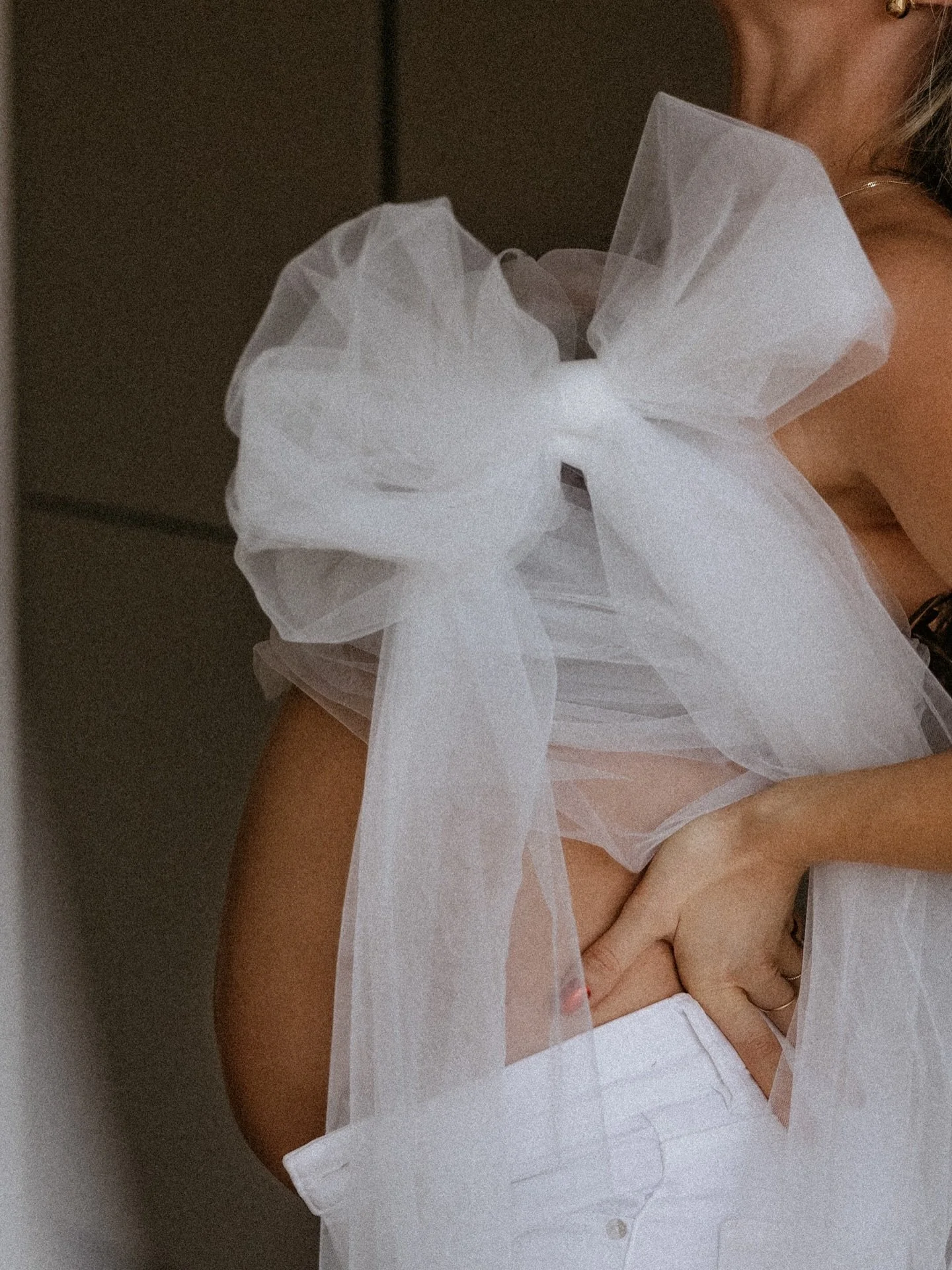 A bow to what&rsquo;s becoming 🎀🤍

Vinden jullie met of zonder korreltje mooier?

#pregnancyshoot #pregnancyphotography #maternity #maternityshoot #creative