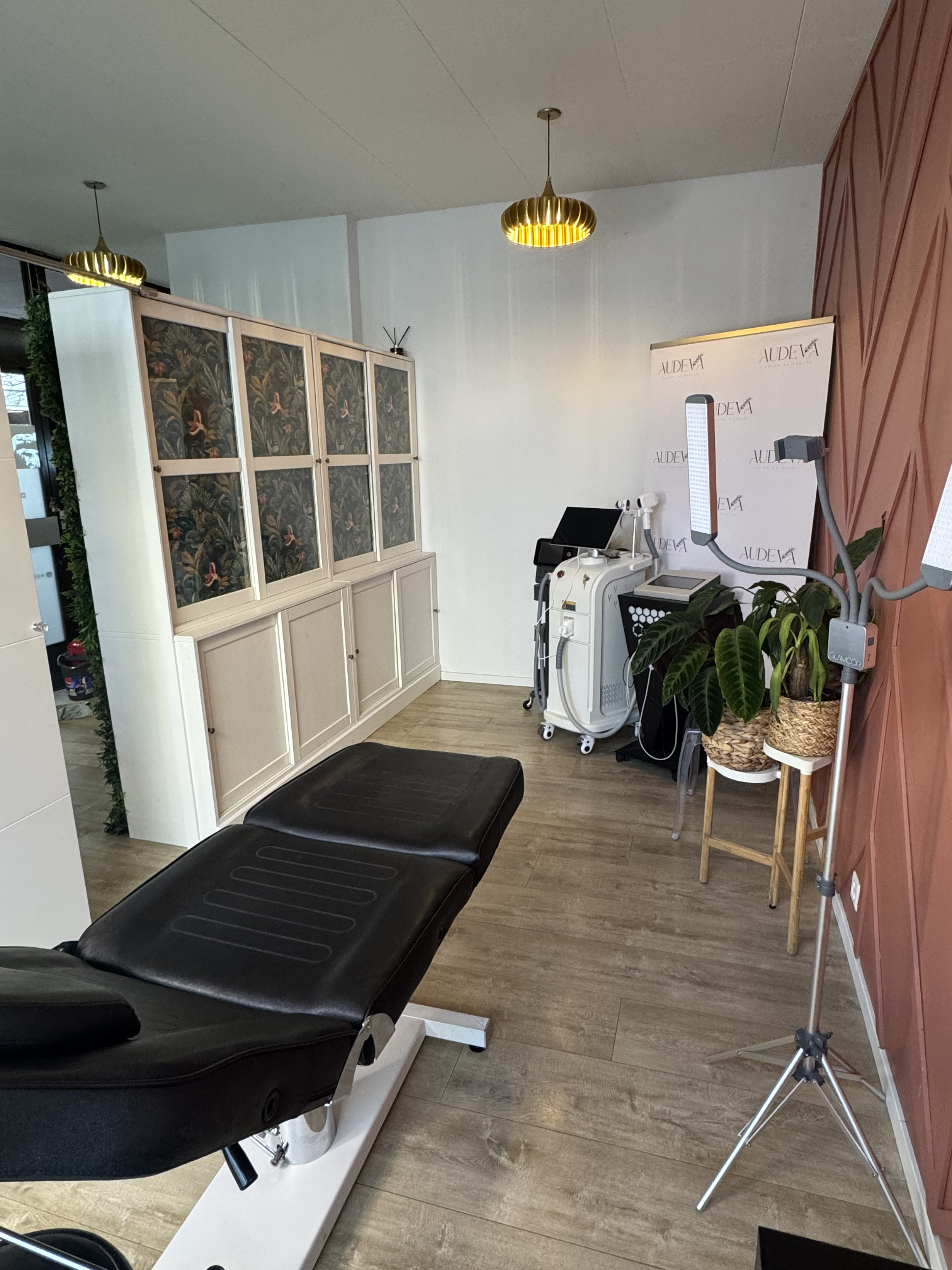 institut de beauté à geneve proposant des techniques de correction de problématiques esthétiques complexes comme le traitement des vergetures sans pigments , le détatouage des sourcils jaunes , le détatouage des sourcils avec microblading 