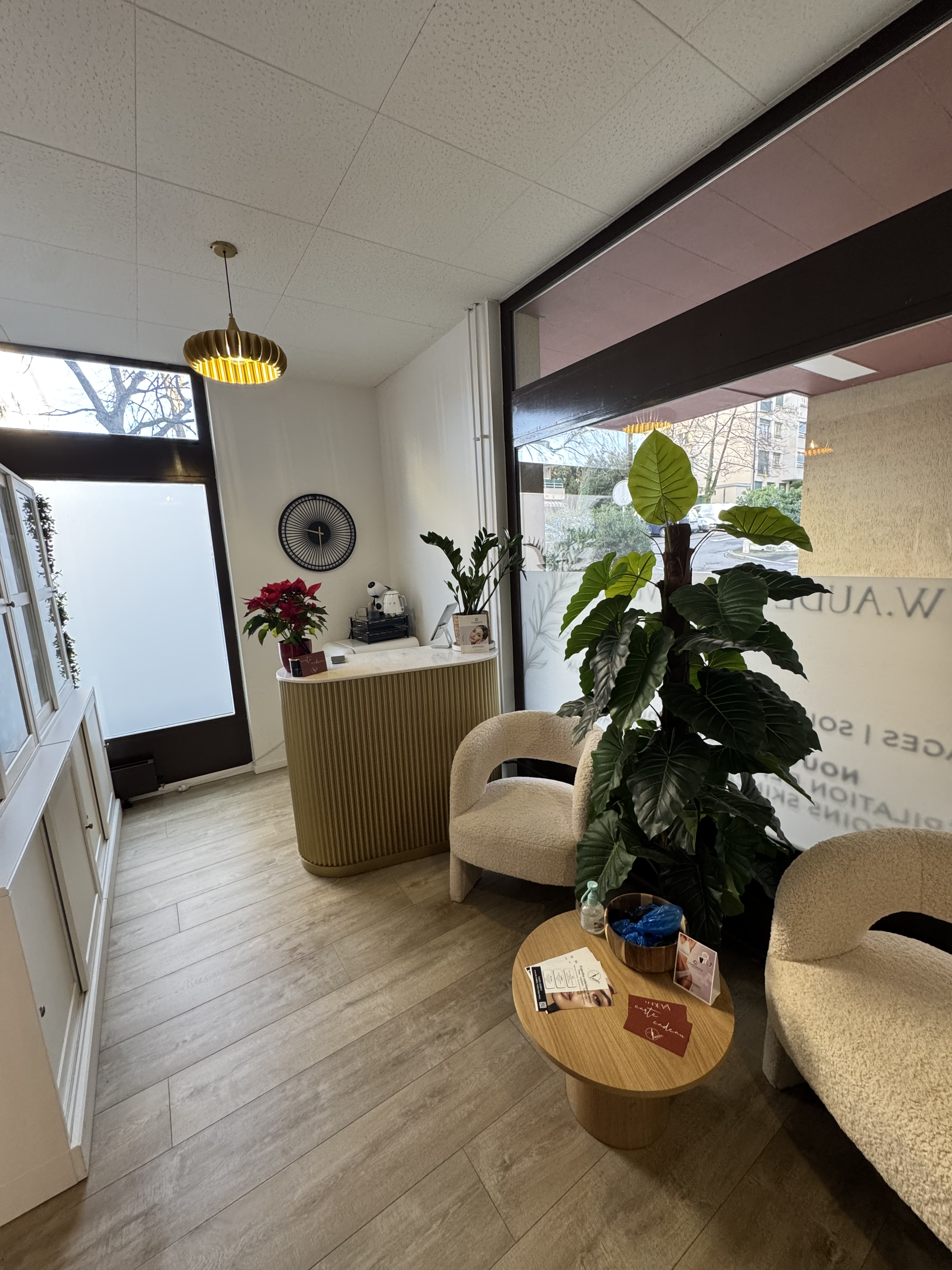 le traitement des vergetures vderm sans laser ni pigments au salon audeva geneve , la bioresonance par coherence pour traiter les graisses et la cellulite rebelle et imperfections . peelings et microponction esthétique pour obtenir une peau lisse 