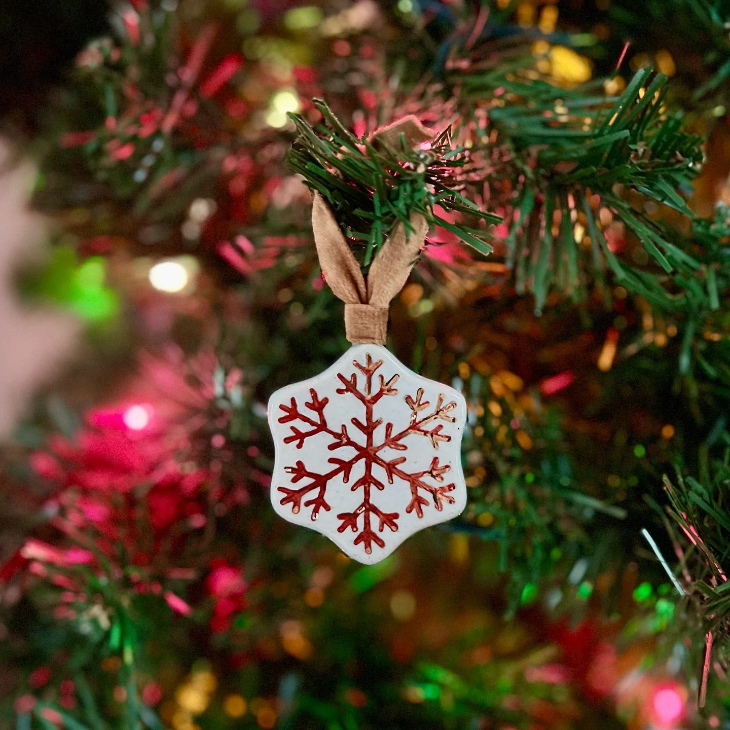 Merry Christmas Eve! 🎄 
&bull;
&bull;
&bull;
🎨: @amacobrent Glacier 3x
Mayco Duncan Bright Gold Overglaze in snowflakes
&bull;
&bull;
&bull;
&bull;
#pottery #ceramics #wheelthrown #handmade #smallbusiness #shoplocalva #giftideas #virginia #charlott