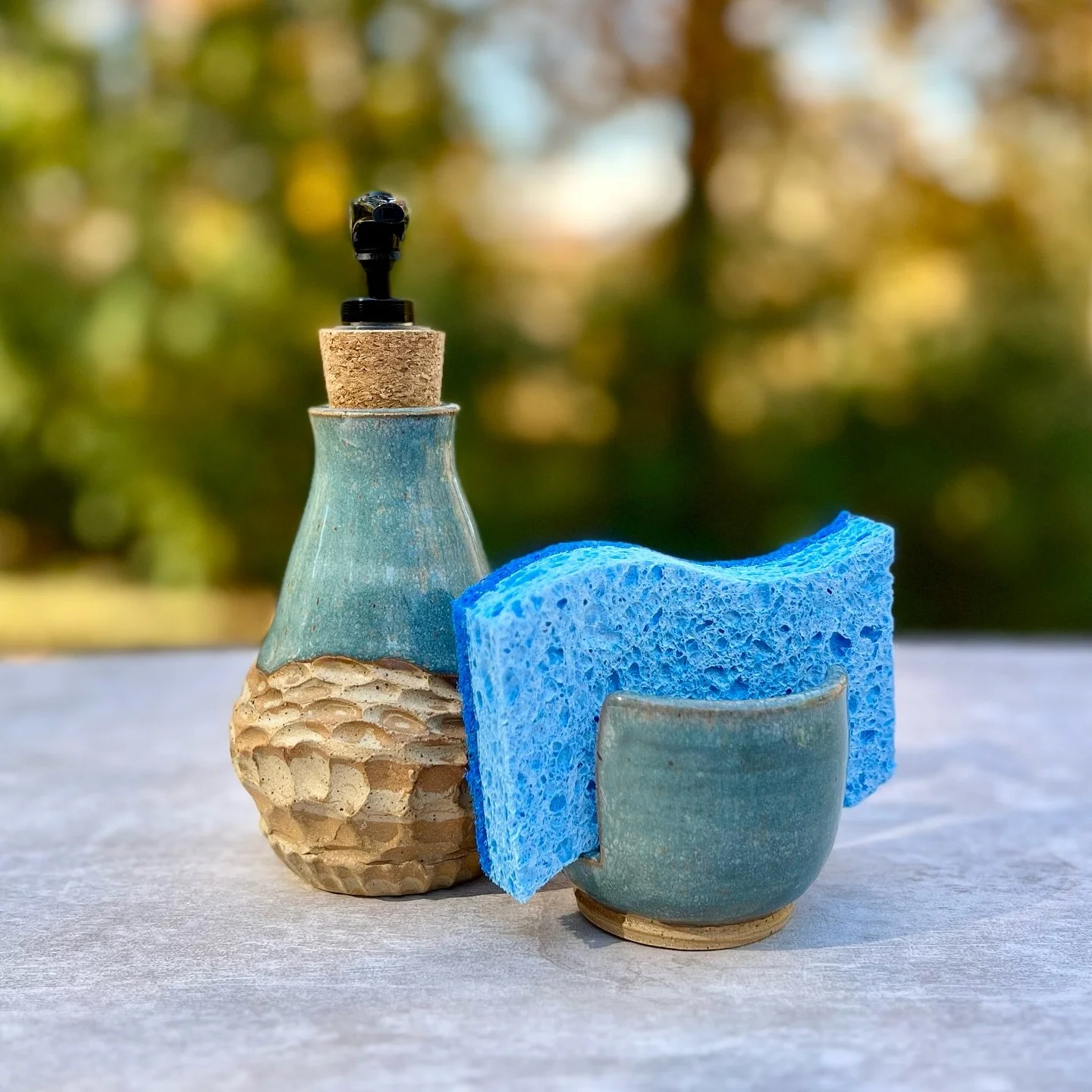 A perfect set for a gift this holiday season 🎁 Stop by @ixartpark this Saturday to grab your set! Mix and match soap dispensers and sponge holders ✨
&bull;
&bull;
&bull;
Made by: @pasceramics 
Glazed by: @pinkmtnpottery 
🎨: @amacobrent Tourmaline 3