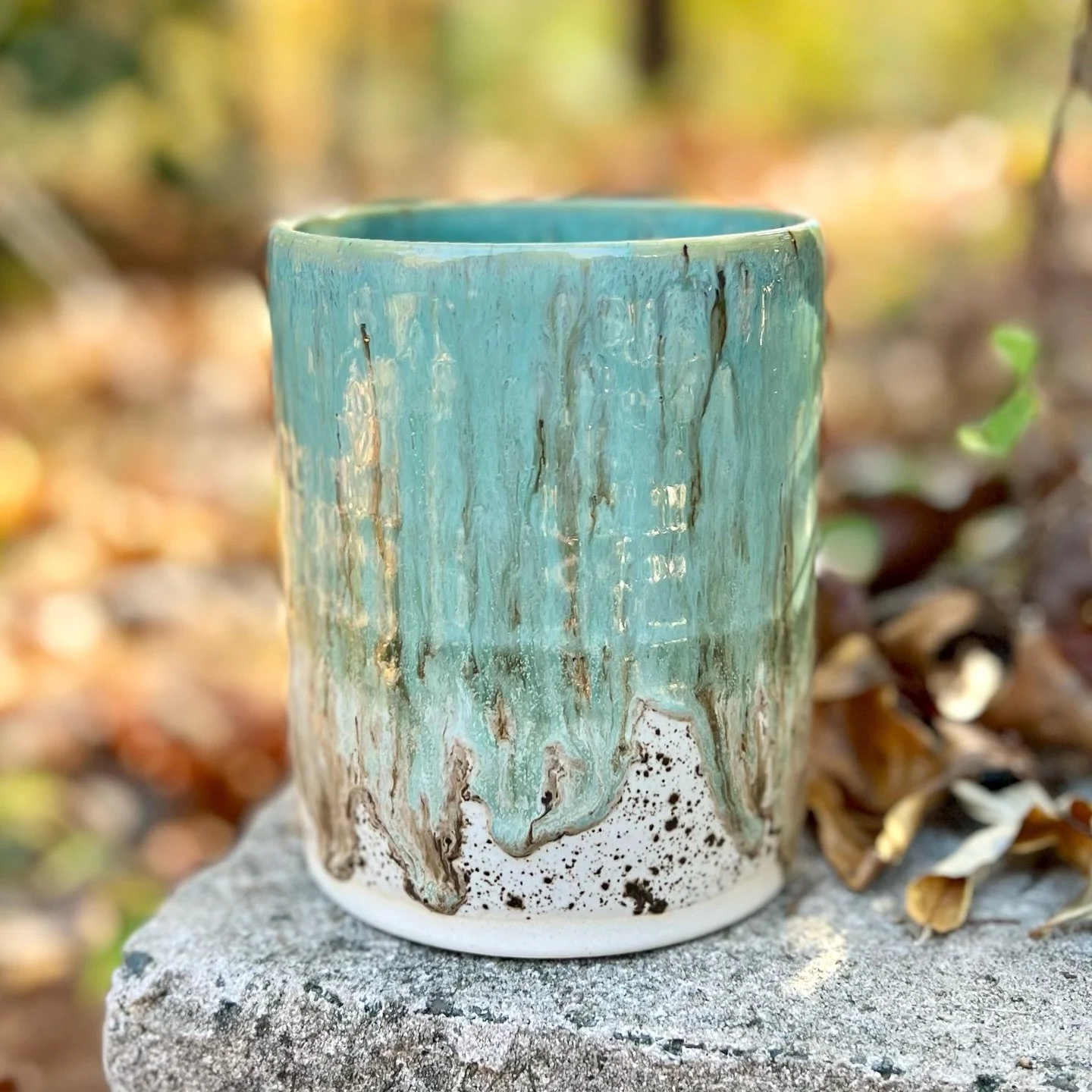 Winter wood goes well with so many glazes! I love how the crystals react with each glaze I try.
&bull;
&bull;
&bull;
🎨: @maycocolors Winter Wood 3x over @standardclaycompany Sea Mist (one dip halfway down)
&bull;
&bull;
&bull;
&bull;
#pottery #ceram