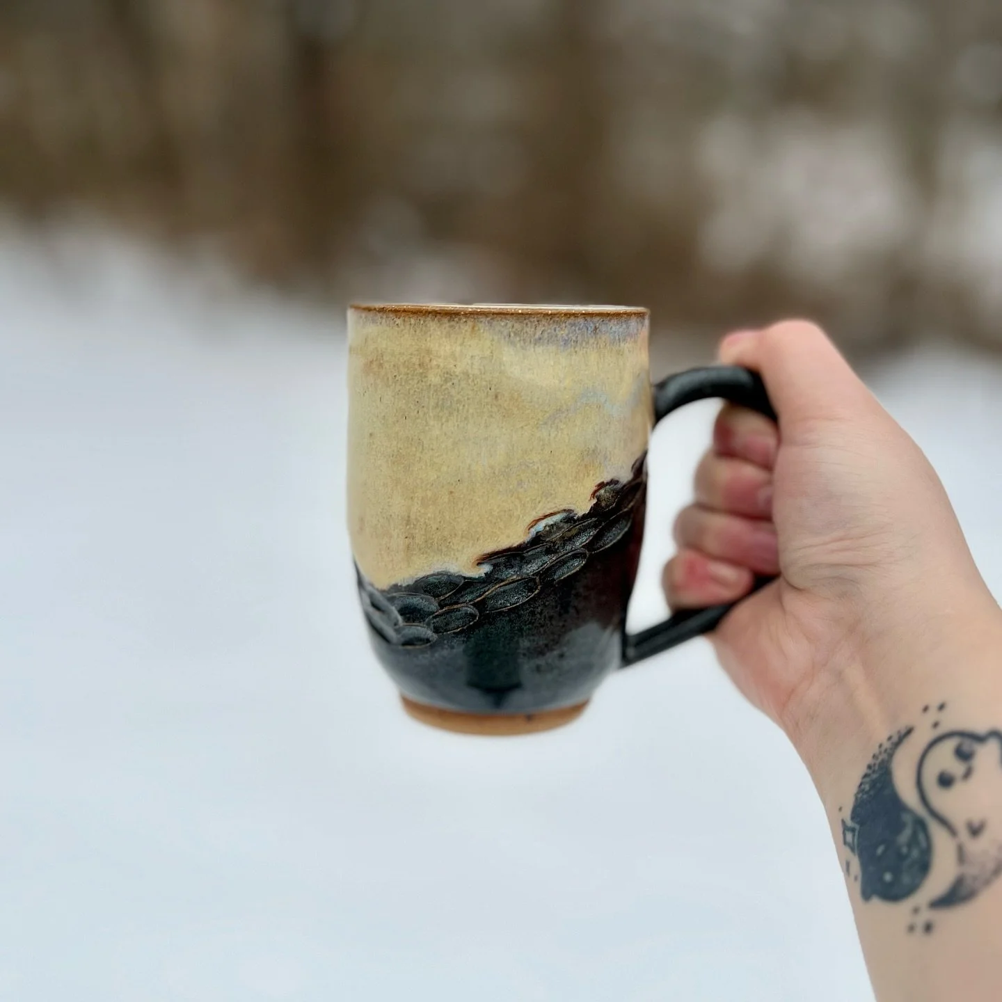 ❄️ It is the perfect time to order your own mug! A great item to put hot coca in after playing outside in the snow ❄️ 
🛍️ Order this mug today in our Etsy Shop! Link in bio
🫶 I hope everyone is staying safe and warm!
&bull;
&bull;
&bull;
Made by: @