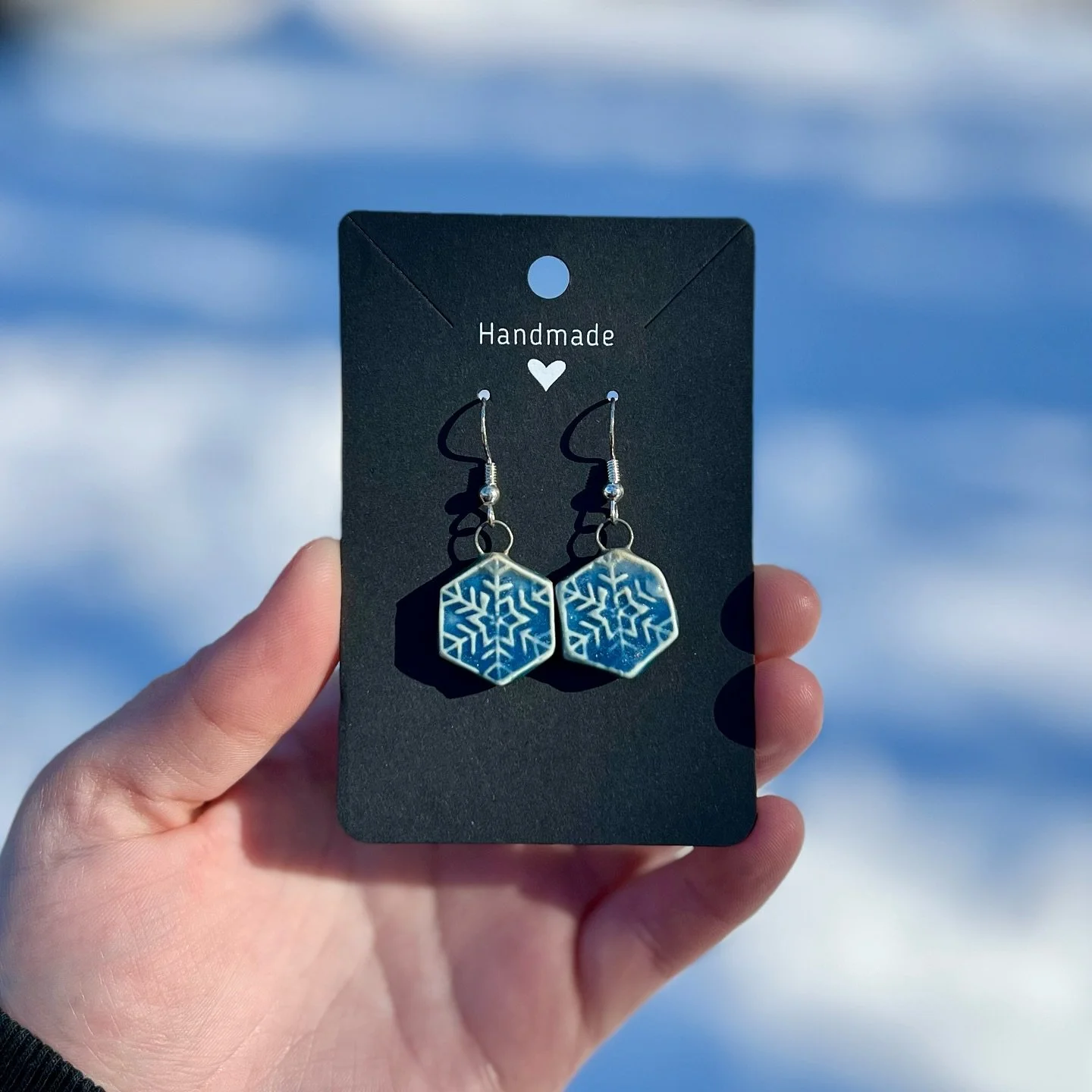 These snowflake earrings are perfect for this weather! Purchase yours on our Etsy today - link in bio.
&bull;
&bull;
&bull;
🎨: @maycocolors Micro Cerulean 
&bull;
&bull;
&bull;
&bull;
#pottery #ceramics #wheelthrown #handmade #smallbusiness #shoploc