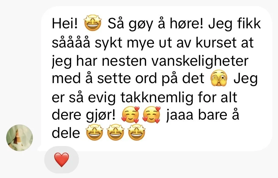 En tekstmelding hvor noen uttrykker glede over en kursopplevelse, takknemlighet og deler emojis som smilende ansikter og hjerter.