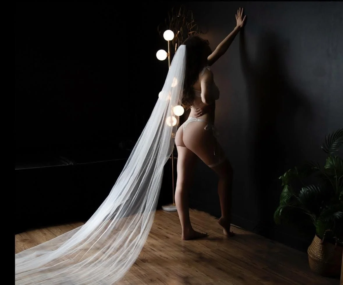 Bridal boudoir but make it 🌶️!!

2026 brides we have only 8 sessions left between now and summer - If spicy bridal is your vibe slide into my DMS, babe- and we can set up your complimentary consultation call 🖤