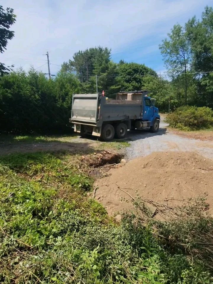 Some potential buyers of our Grand Bay property were complaining about the lack of the backyard and the lawn... We're working on it! Waiting another truck of the dirt and then topsoil on top of that 👌🏻 Going to be really nice green lawn⛳
Stay tuned