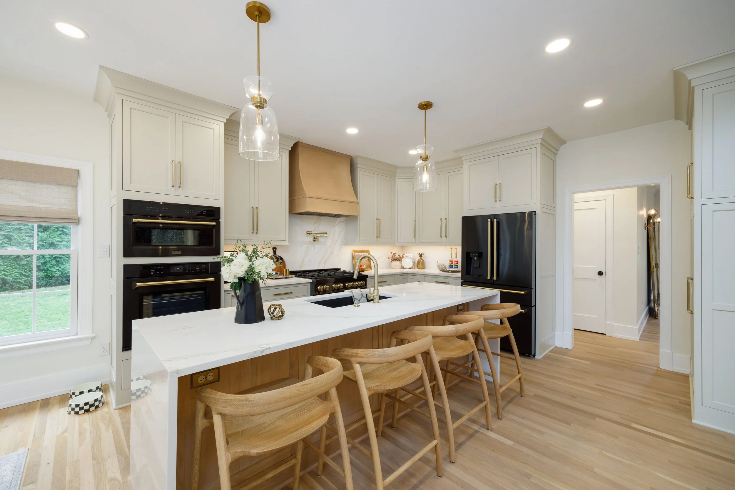 Waterfall edge island in quartz