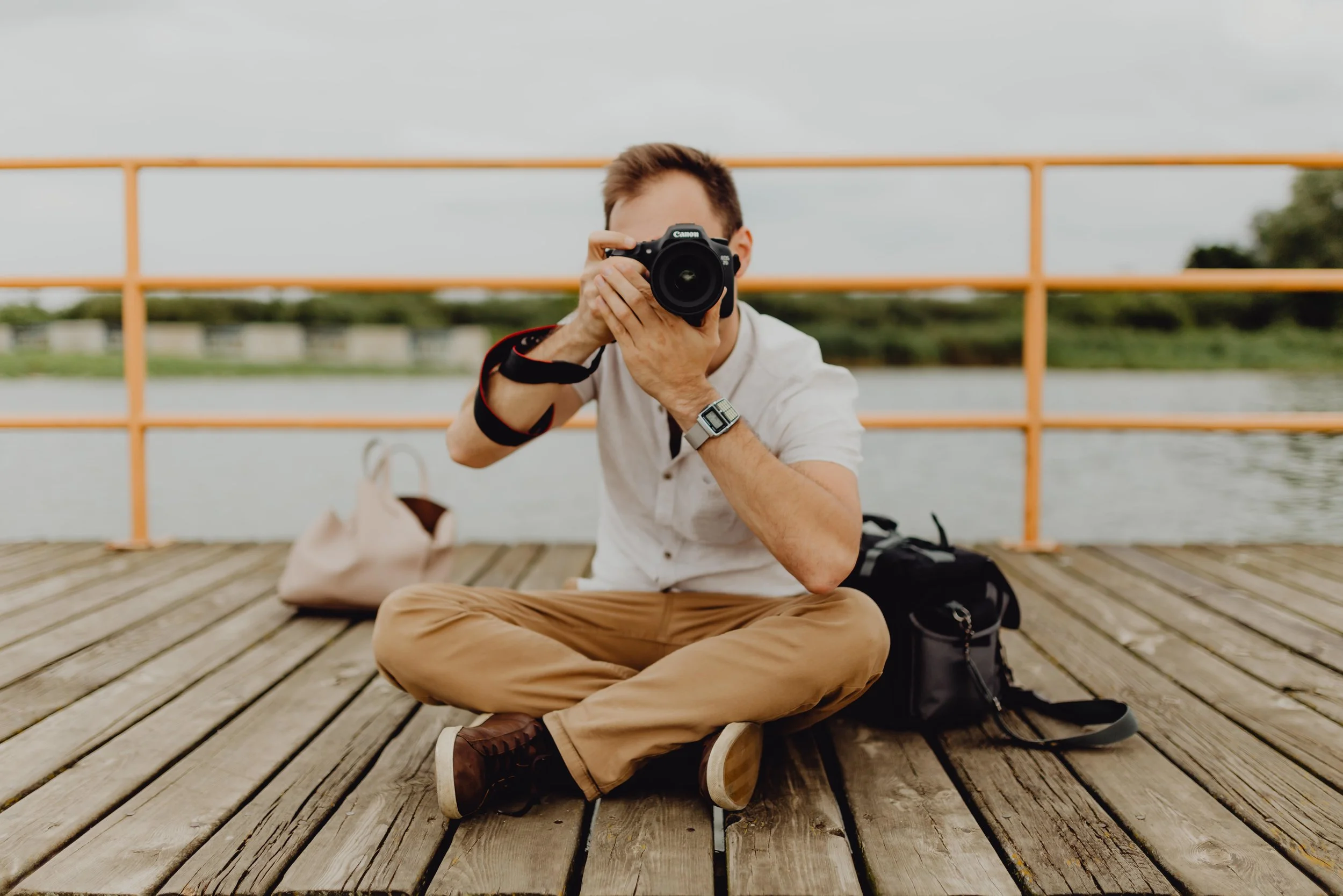 kaboompics_photographer-holding-a-dslr-camera-11659.jpg