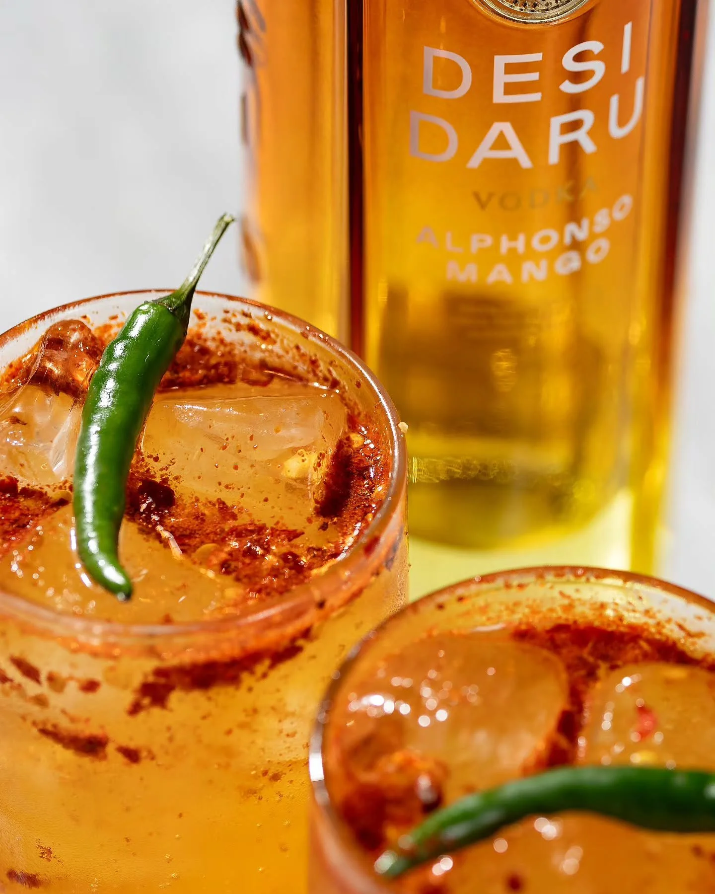 Just a few more hours until you can enjoy the weekend! Which absolutely means indulging in beautiful cocktails, of course 😏