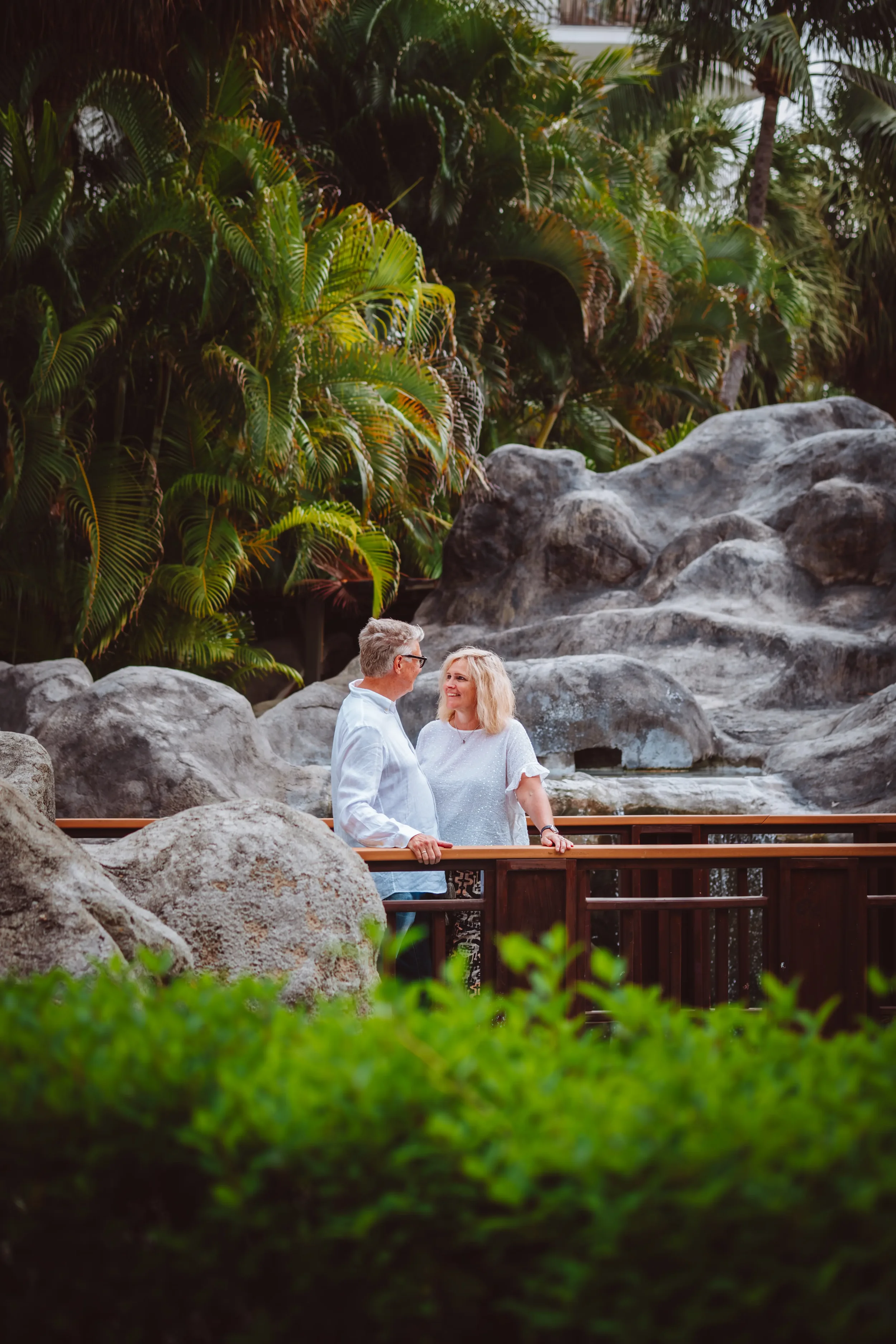 Couple holding hands at Eagle Beach, Aruba vacation photoshoot by Aruiz Photography 2