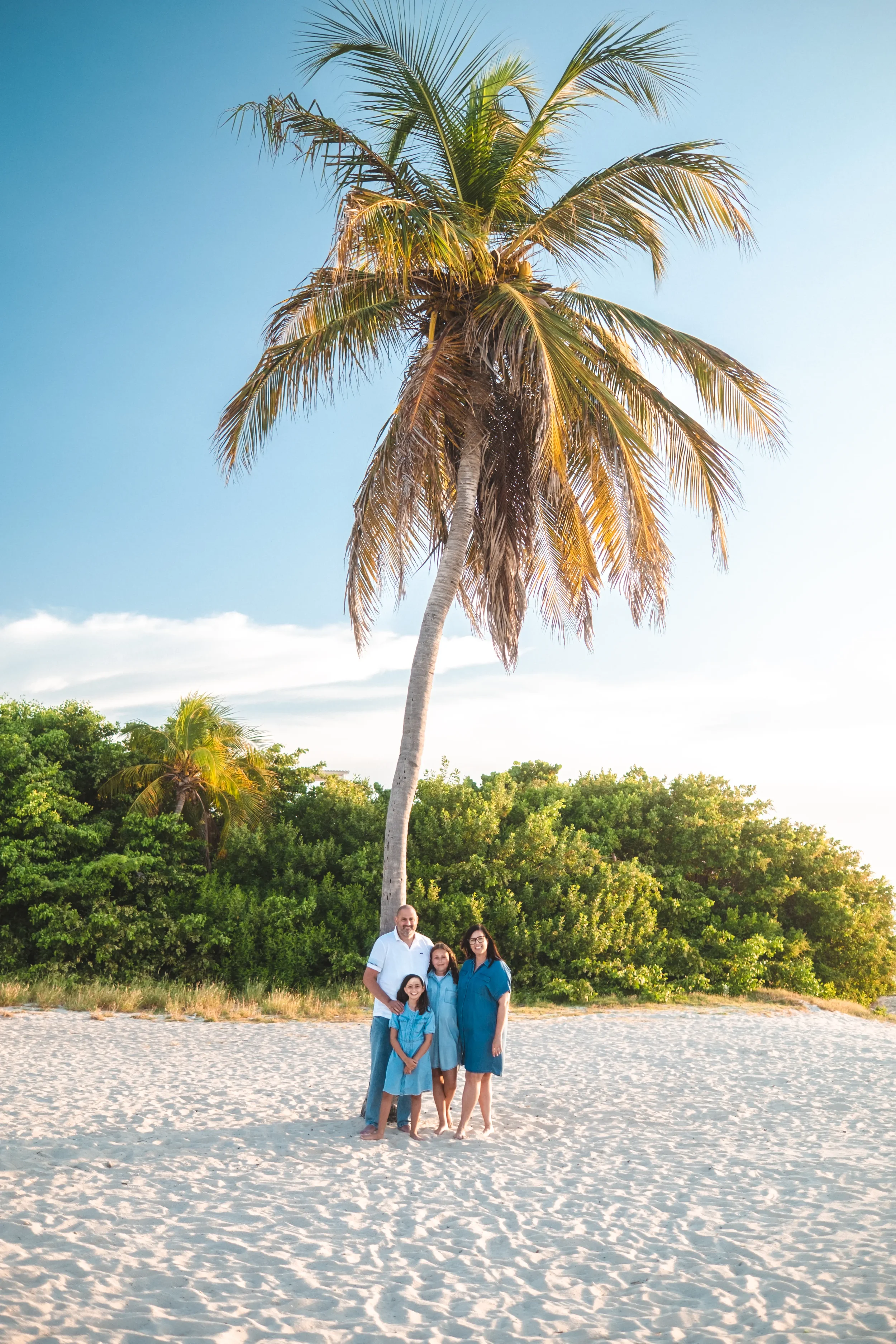 Family photography session on Eagle Beach Aruba at sunset 3 — Aruiz Photography