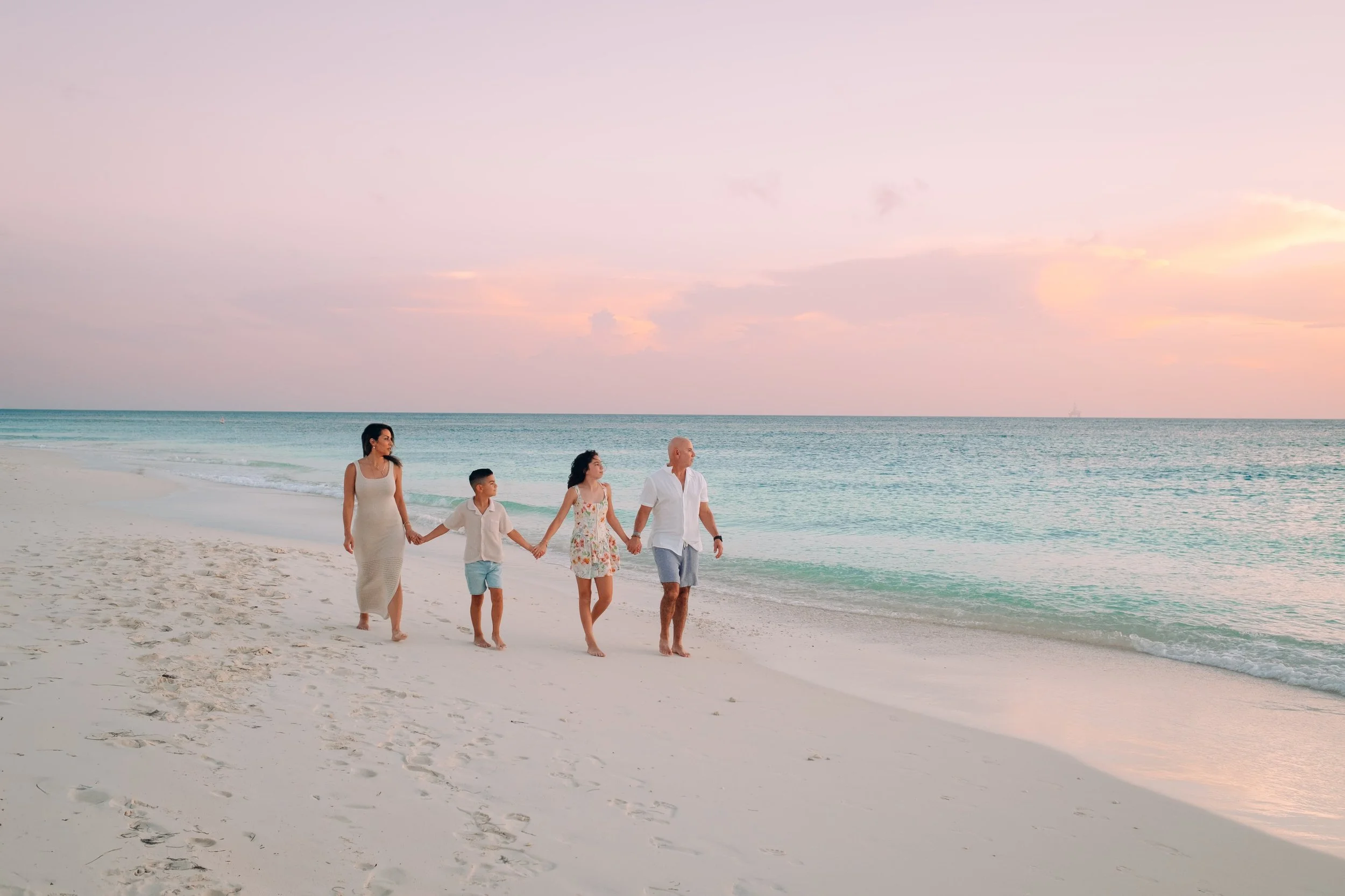 Family photography session on Eagle Beach Aruba at sunset 2 — Aruiz Photography