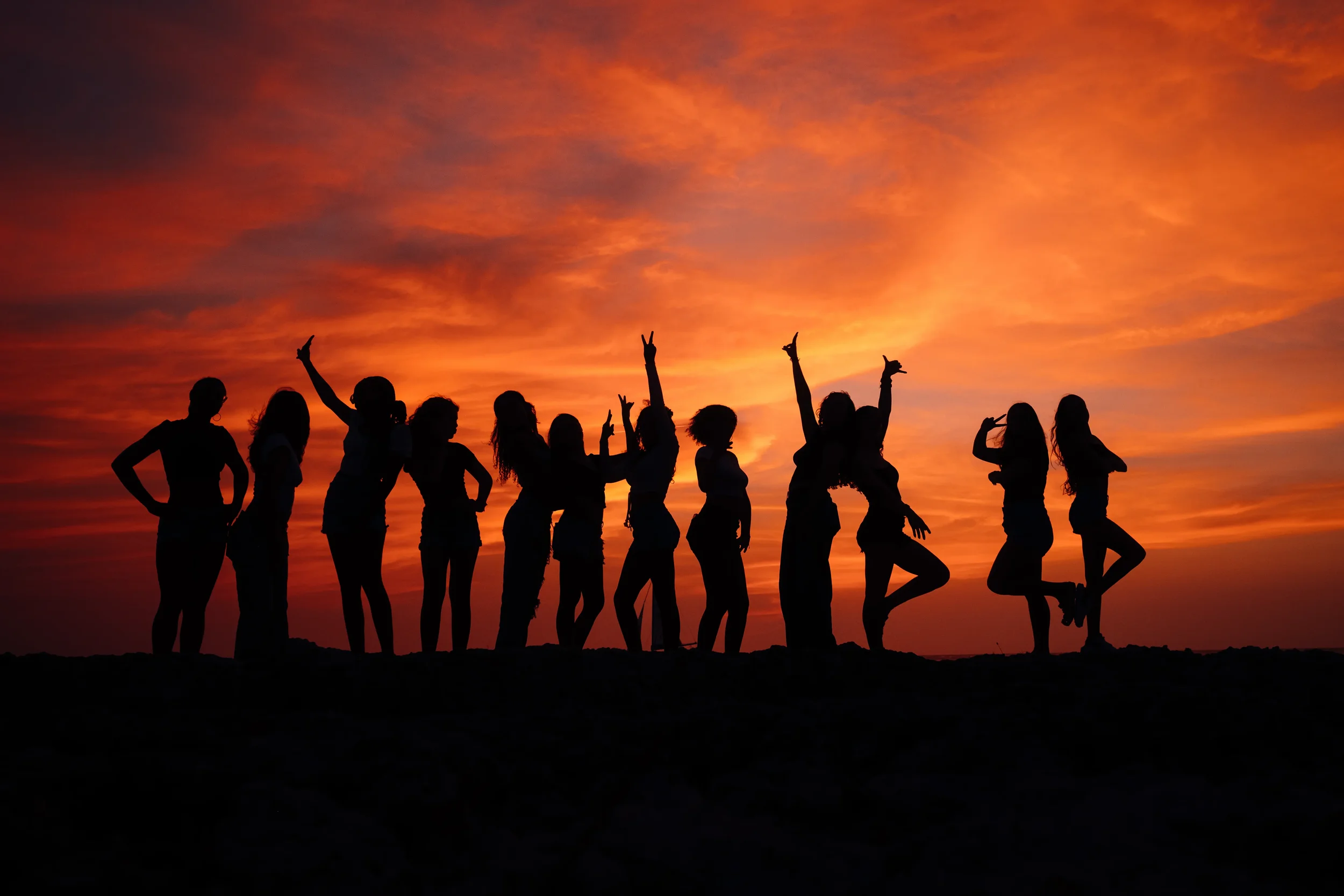 Friends vacation photoshoot in Aruba for tourists — professional beach session by Aruiz Photography