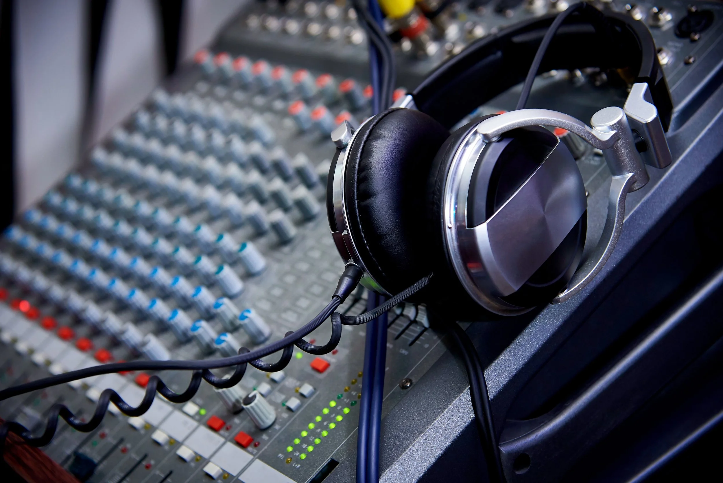 Headphones_And_Audio_Control_Panel_original_854245.JPG