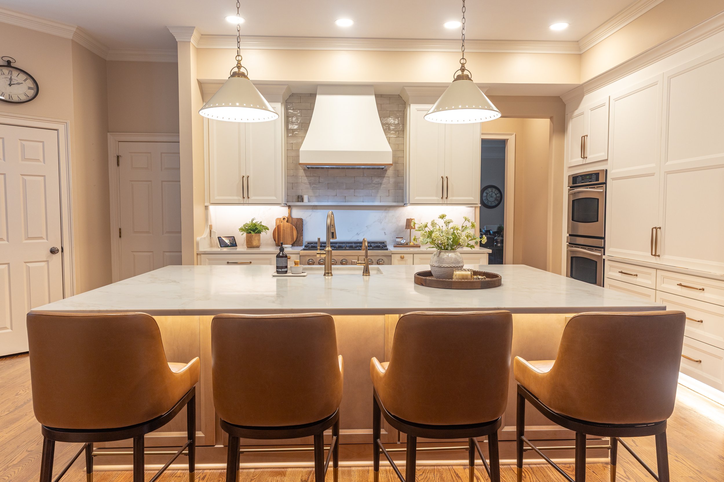 New North Atlanta eat-in kitchen remodel with 4 seats at the bar