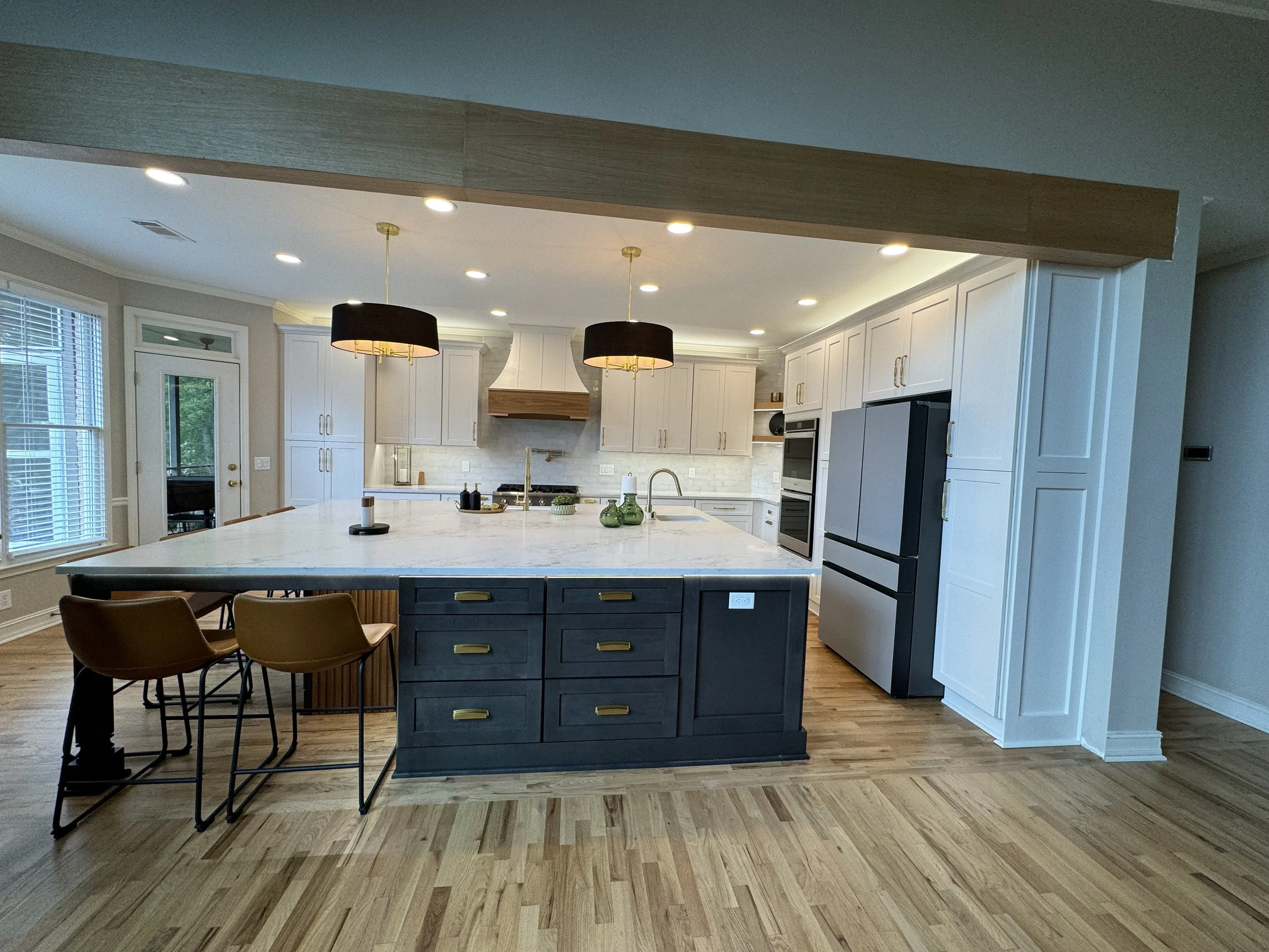 Milton, GA kitchen remodel with warm lighting and natural stone tile backsplash