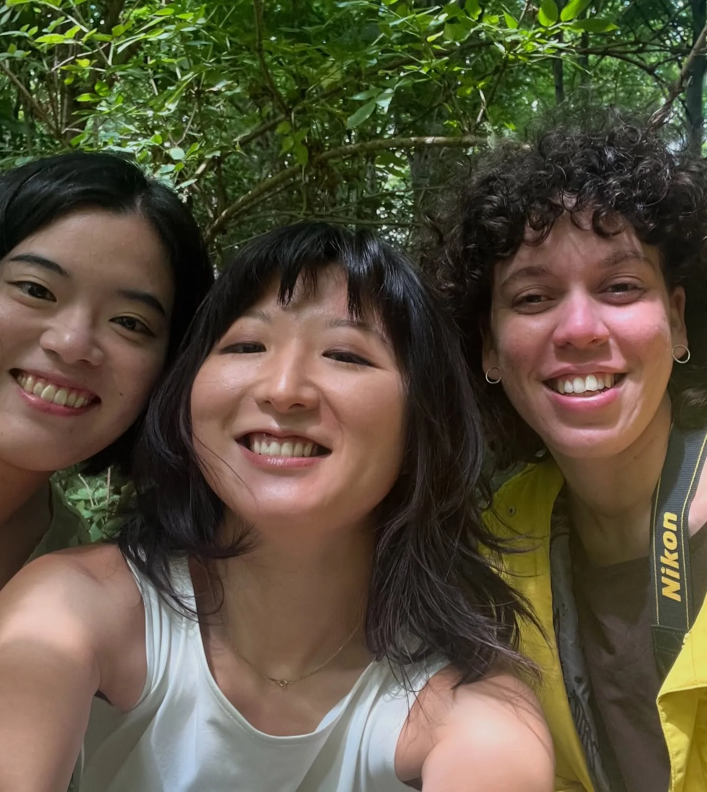 Aand we are back in DH🌦️
Fortunately the sun got out for our photoshoot yesterday with the one and only @malusaviol🌳
We can&rsquo;t wait to share the results with you ✨