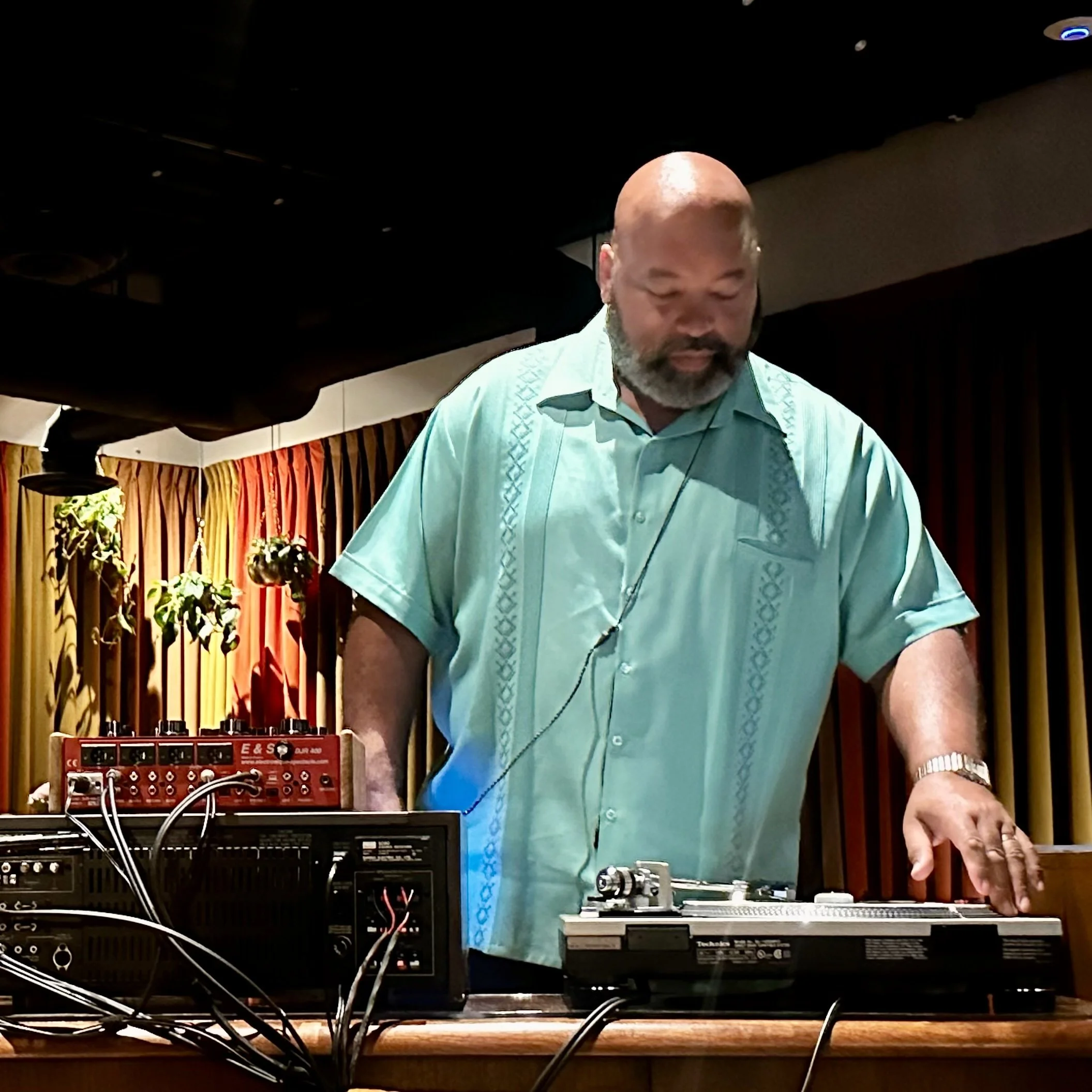 VINYL NIGHT WITH DJ Rob Alahn at Echo