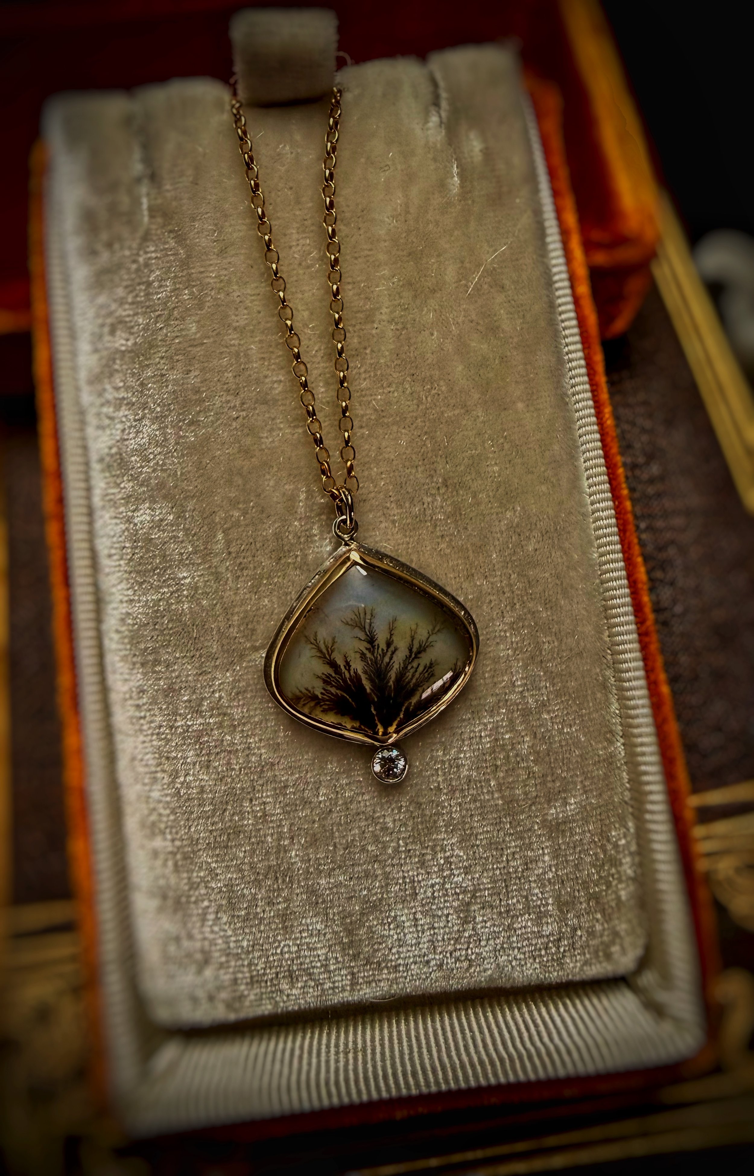 Dendritic agate and diamond necklace.