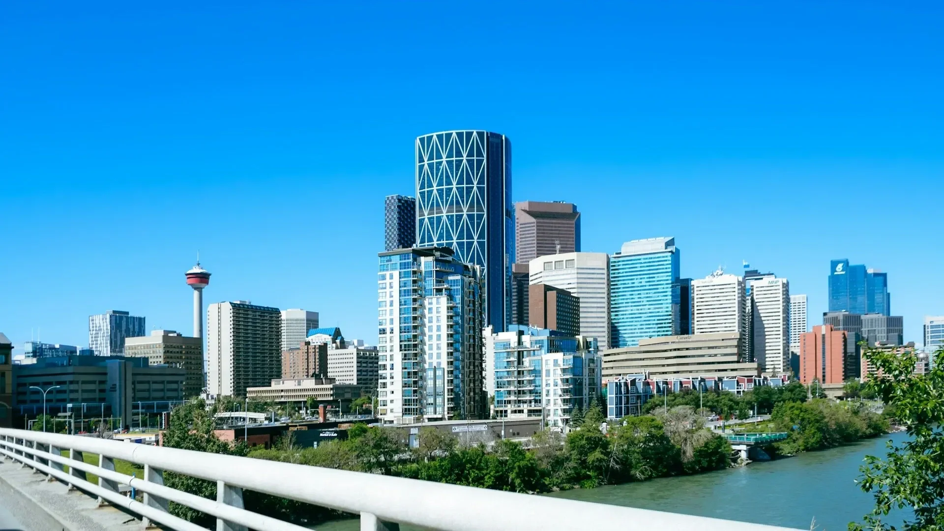 Calgary skyline representing online counselling services available in Calgary, Alberta.