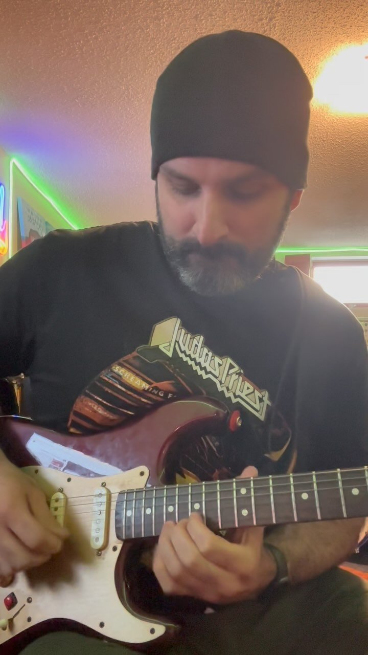 Noodlin’ with some 80’s inspired synth wave stuff!
#guitarists #guitarsolo #improvisedmusic #music
