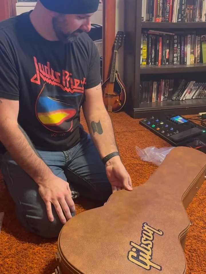 This was the moment I opened the case and saw my new Gibson Les Paul Classic for the first time! π€©
I picked this guitar because when I was a kid, my dad built me a “toy guitar” out of wood. It had a hockey skate lace for a strap, inlays
