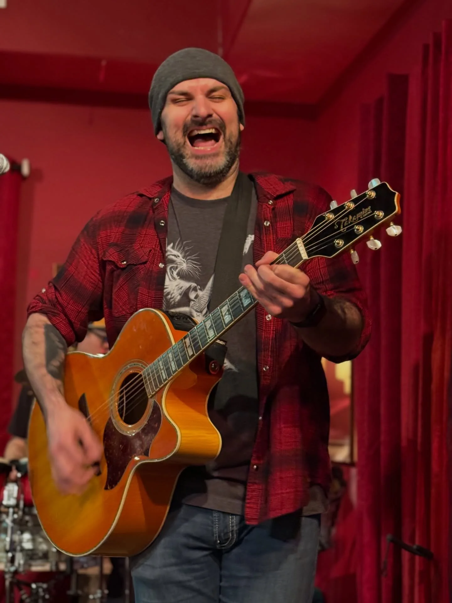 What a night at @ladyofthelakebrandon ! 🙌

It was awesome seeing lots of new faces and some familiar faces I haven&rsquo;t seen in ages! 

Huge thanks to everyone who came out, listened, laughed and made it such a warm, memorable night. That stage a