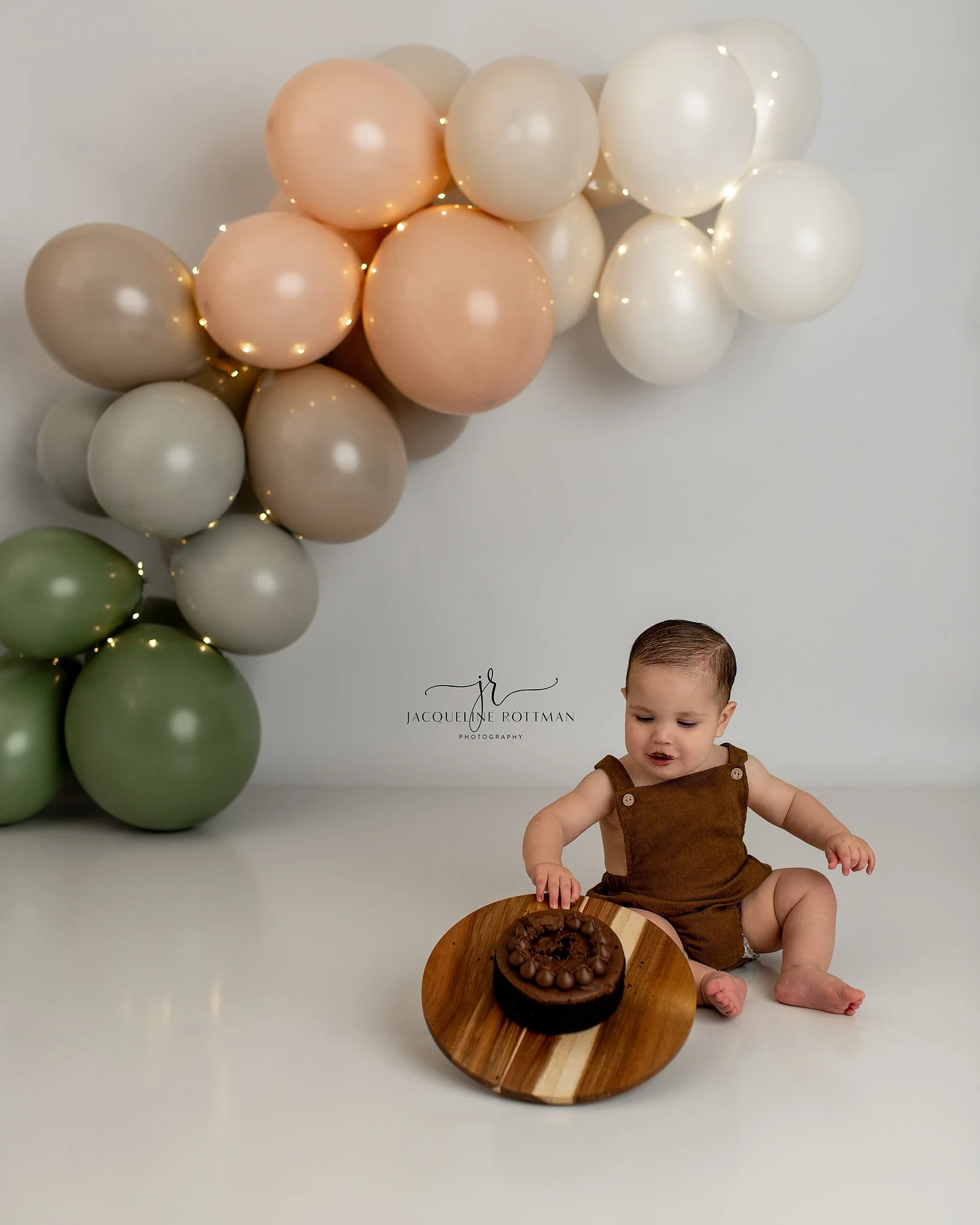 timeless-heirloom-cake-smash-photos-warrensbur-knob-noster-missouri.jpg
