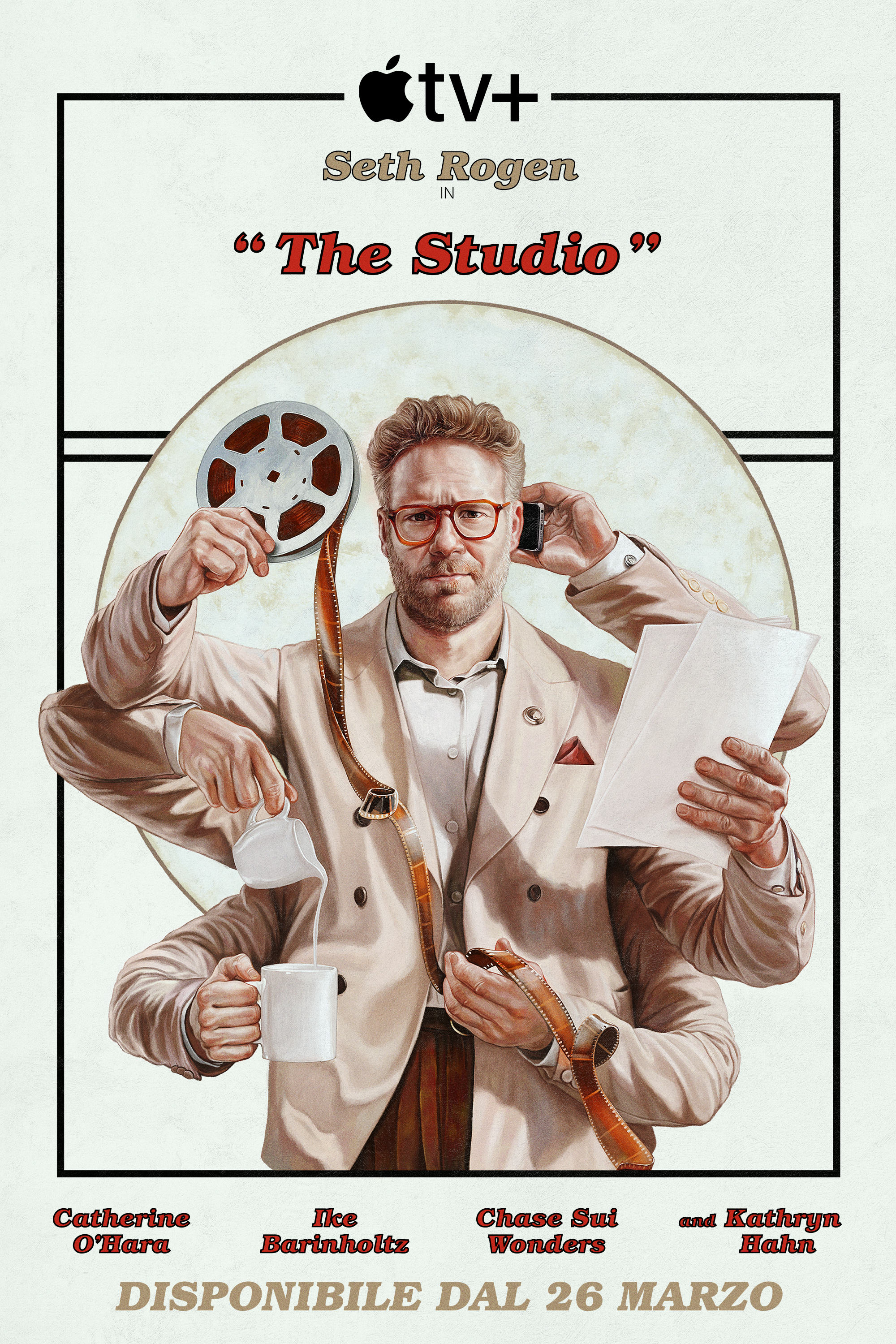 Locandina promozionale per un film intitolato "The Studio", con Seth Rogen. Mostra un uomo con occhiali rossi e barba, che tiene un nastro di film in una mano e un telefono all'orecchio con l'altra. Sotto sono i nomi di attrici e attori e la data di uscita 26 marzo.