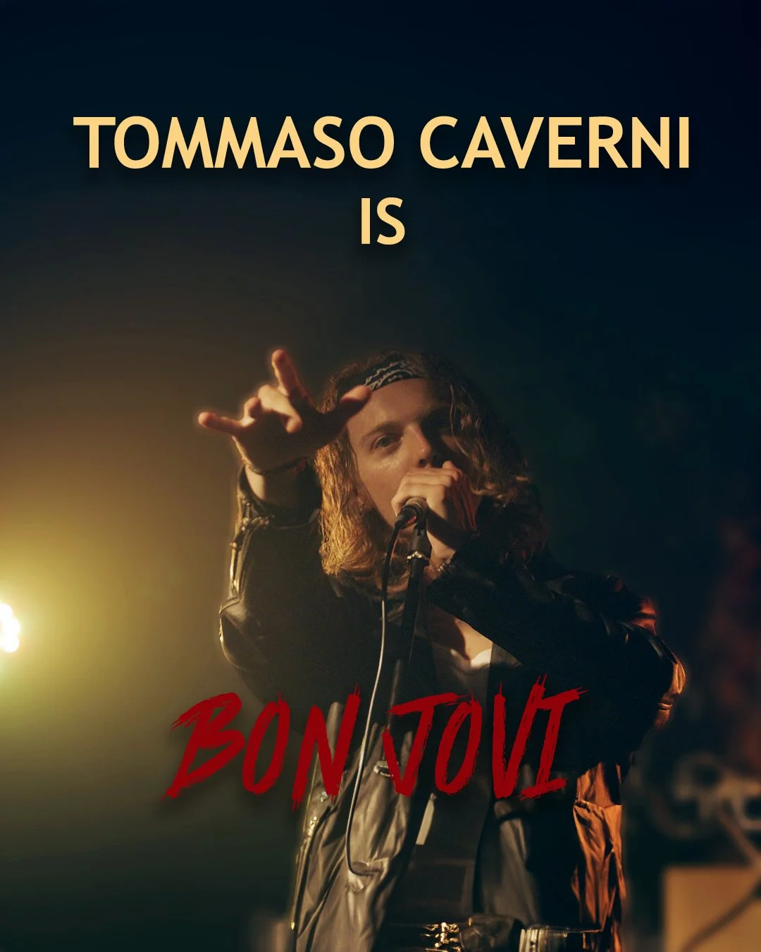 Manifesto del film 'Bon Jovi' con un cantante che canta in un microfono, sfondo scuro con luci calde.
