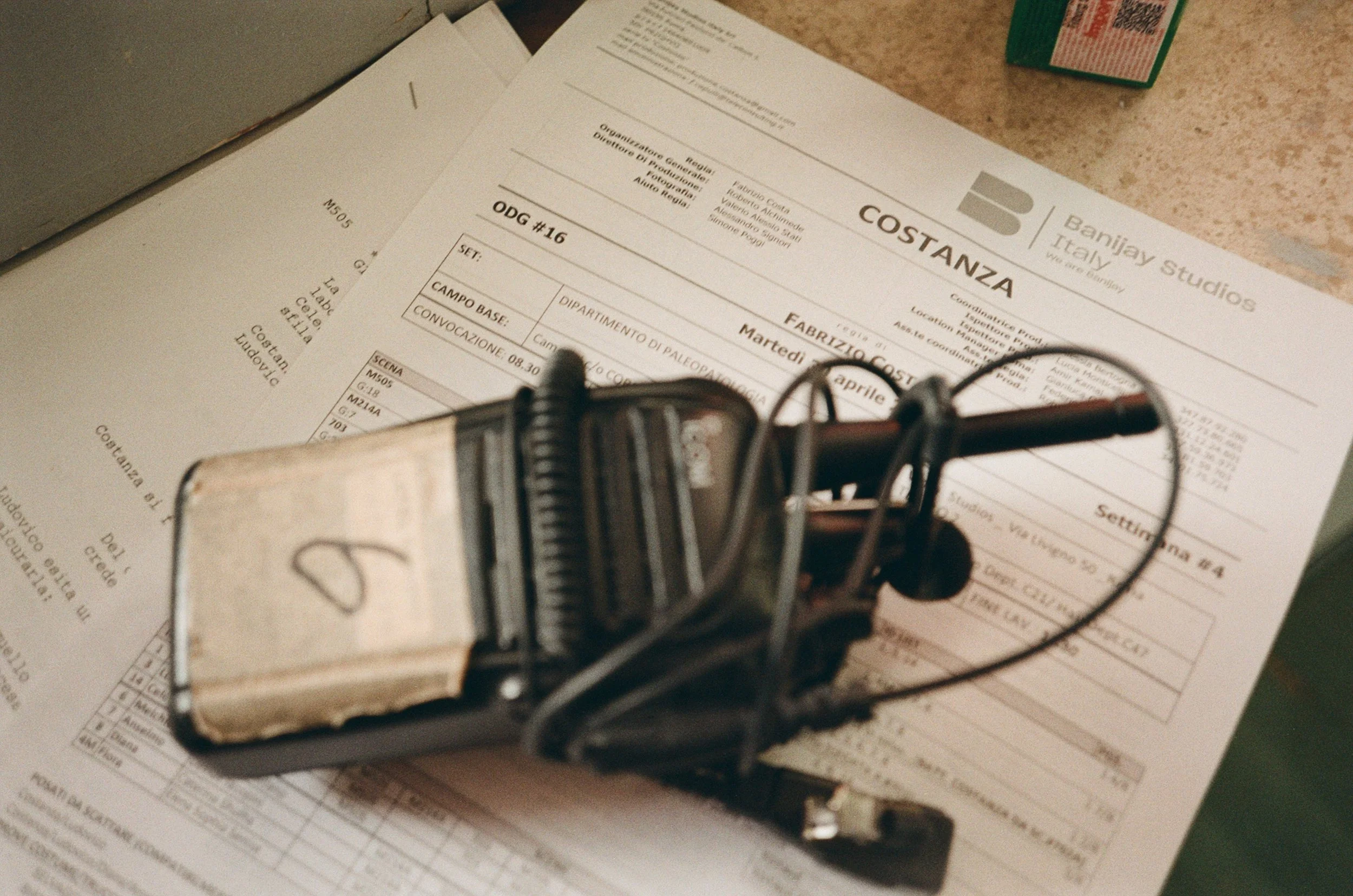 Documento con testo in italiano e una macchina da scrivere vintage posizionata sopra, su una superficie di pietra