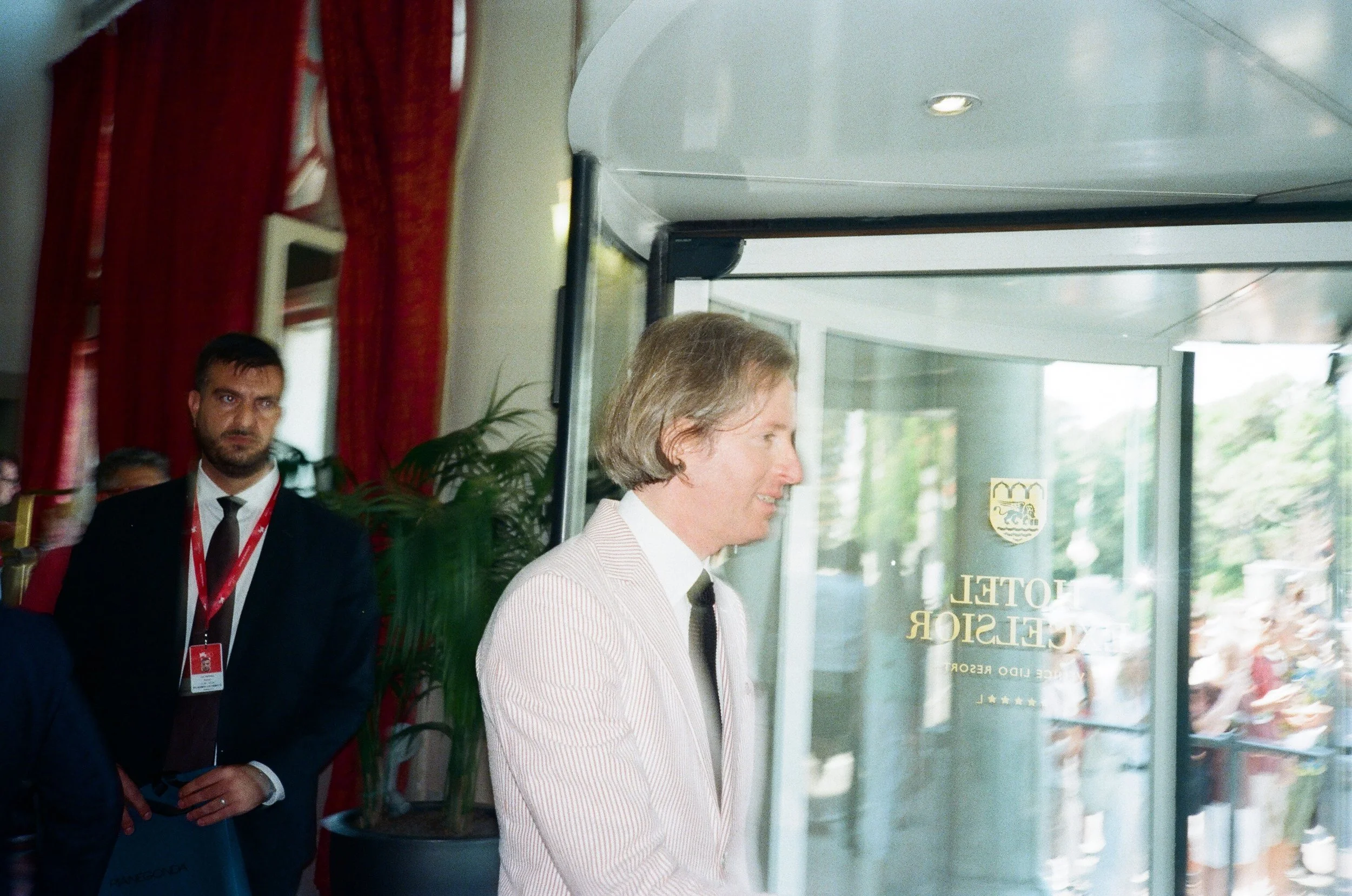 Wes Anderson a Venezia, all'interno di un ambiente elegante con tende rosse.