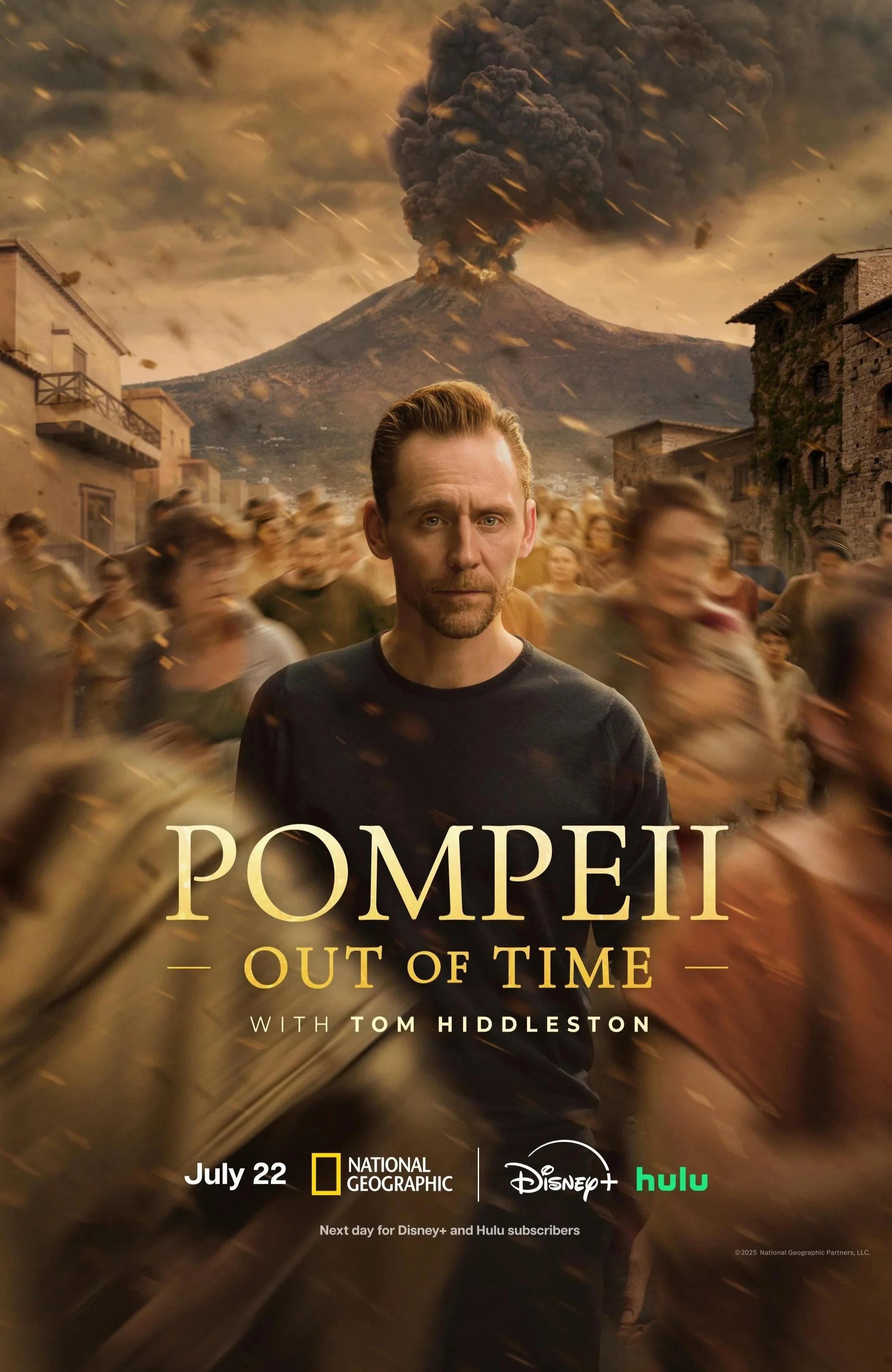 Locandina del film 'Pompei: Out of Time' con Tom Hiddleston, che raffigura un uomo con capelli castani, sullo sfondo un'eruzione del Vesuvio con nuvole di fumo e pioggia di cenere, e una folla di persone che corre. Include date di uscita e loghi di National Geographic, Disney+ e Hulu.