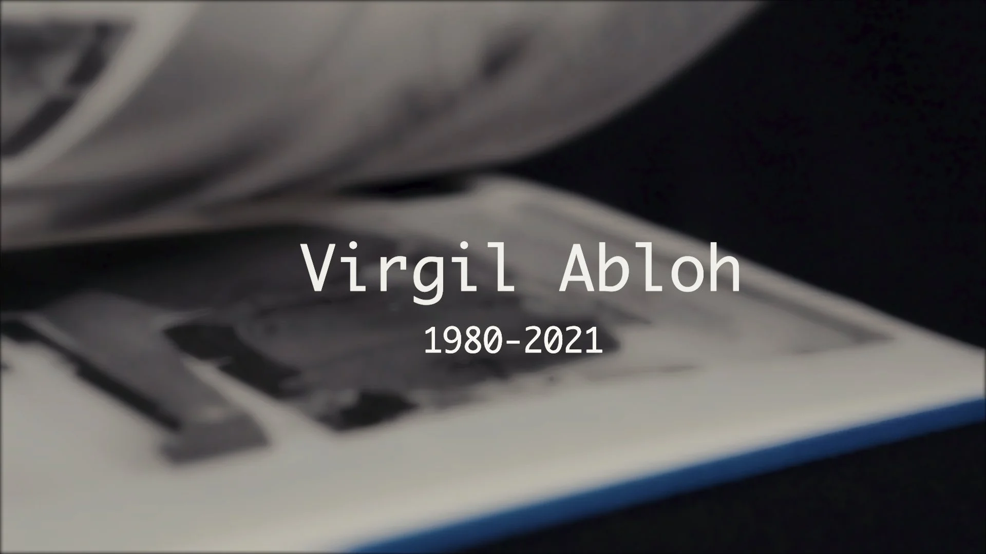 Schermo con nome Virgil Abloh e date dal 1980 al 2021, probabilmente un tributo o un memoriale